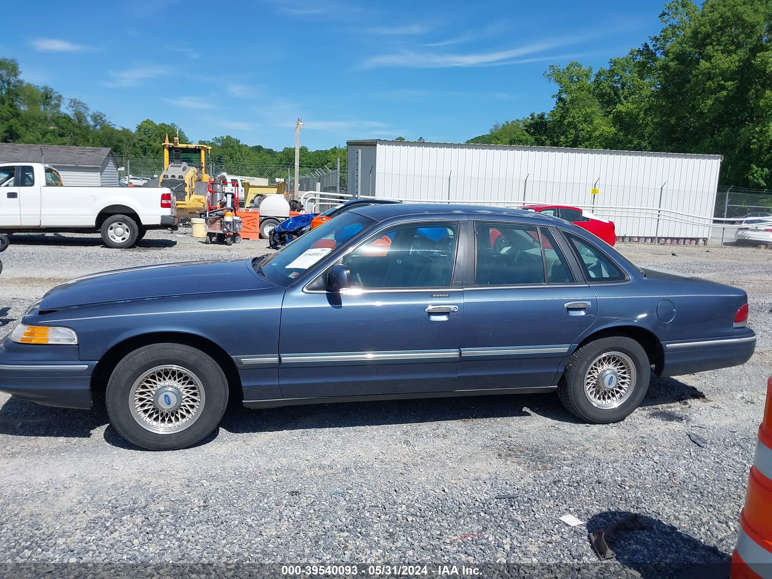 Photo 13 VIN: 2FALP74W7VX114429 - FORD CROWN VICTORIA 