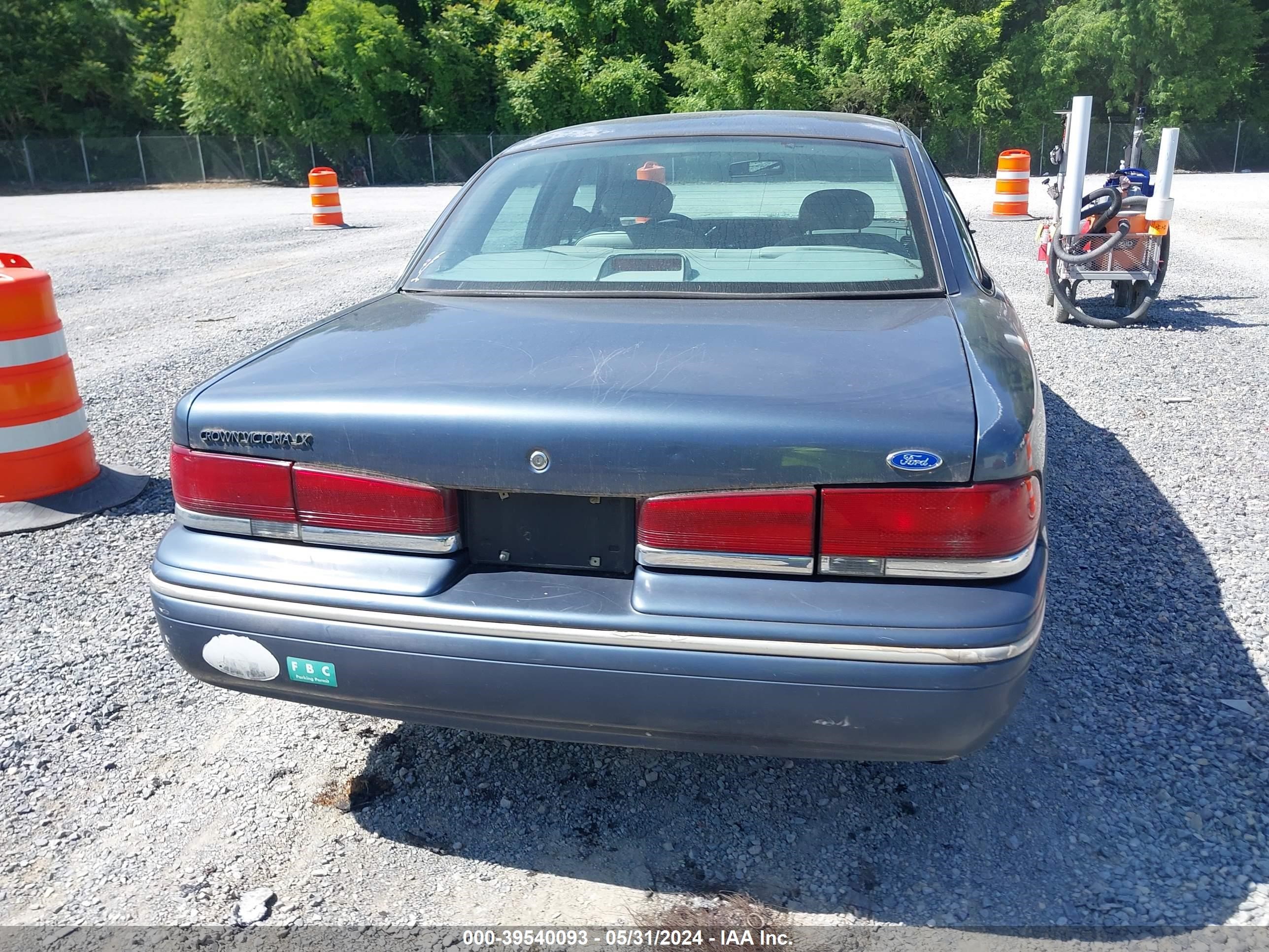 Photo 15 VIN: 2FALP74W7VX114429 - FORD CROWN VICTORIA 