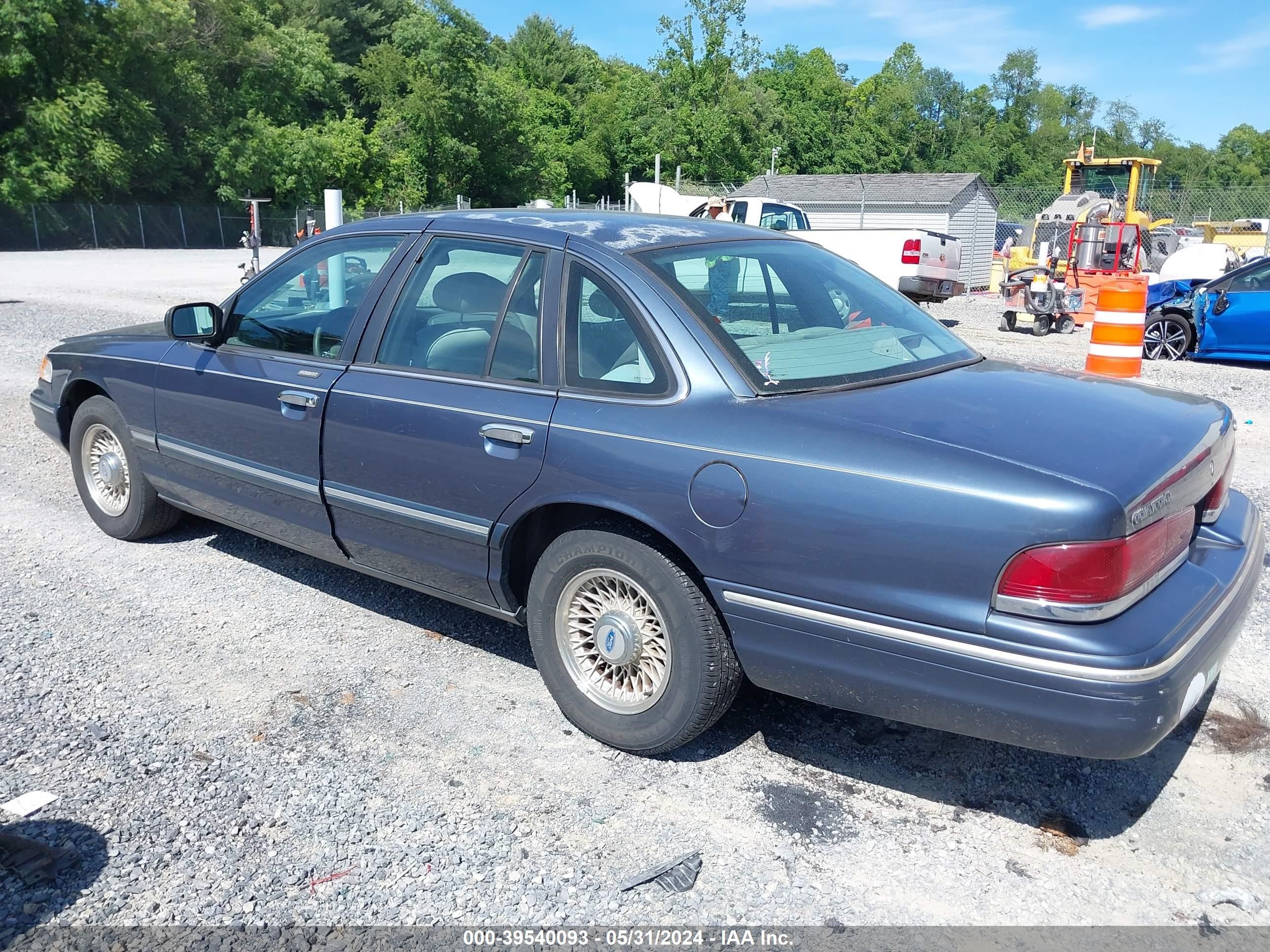 Photo 2 VIN: 2FALP74W7VX114429 - FORD CROWN VICTORIA 