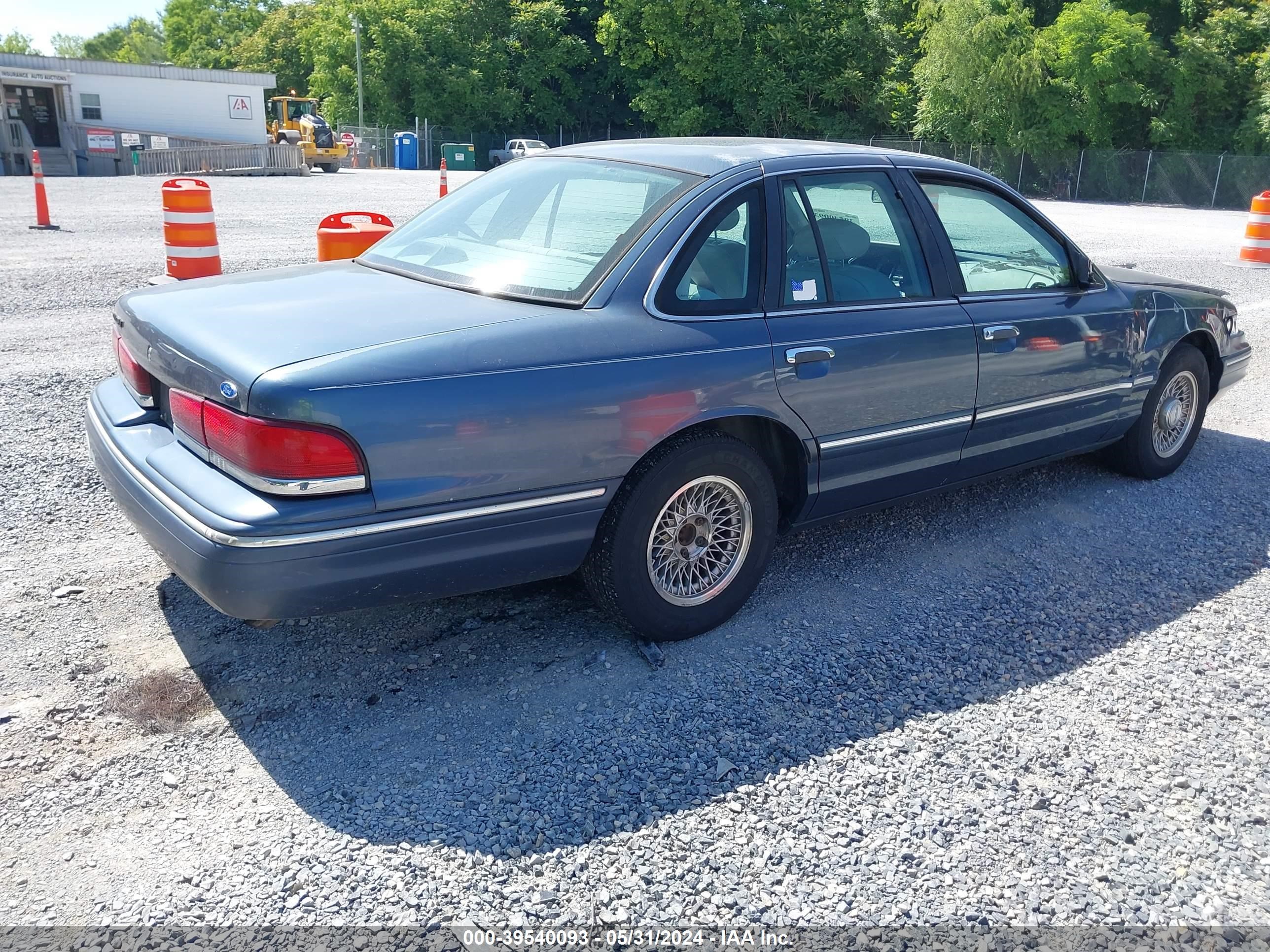 Photo 3 VIN: 2FALP74W7VX114429 - FORD CROWN VICTORIA 