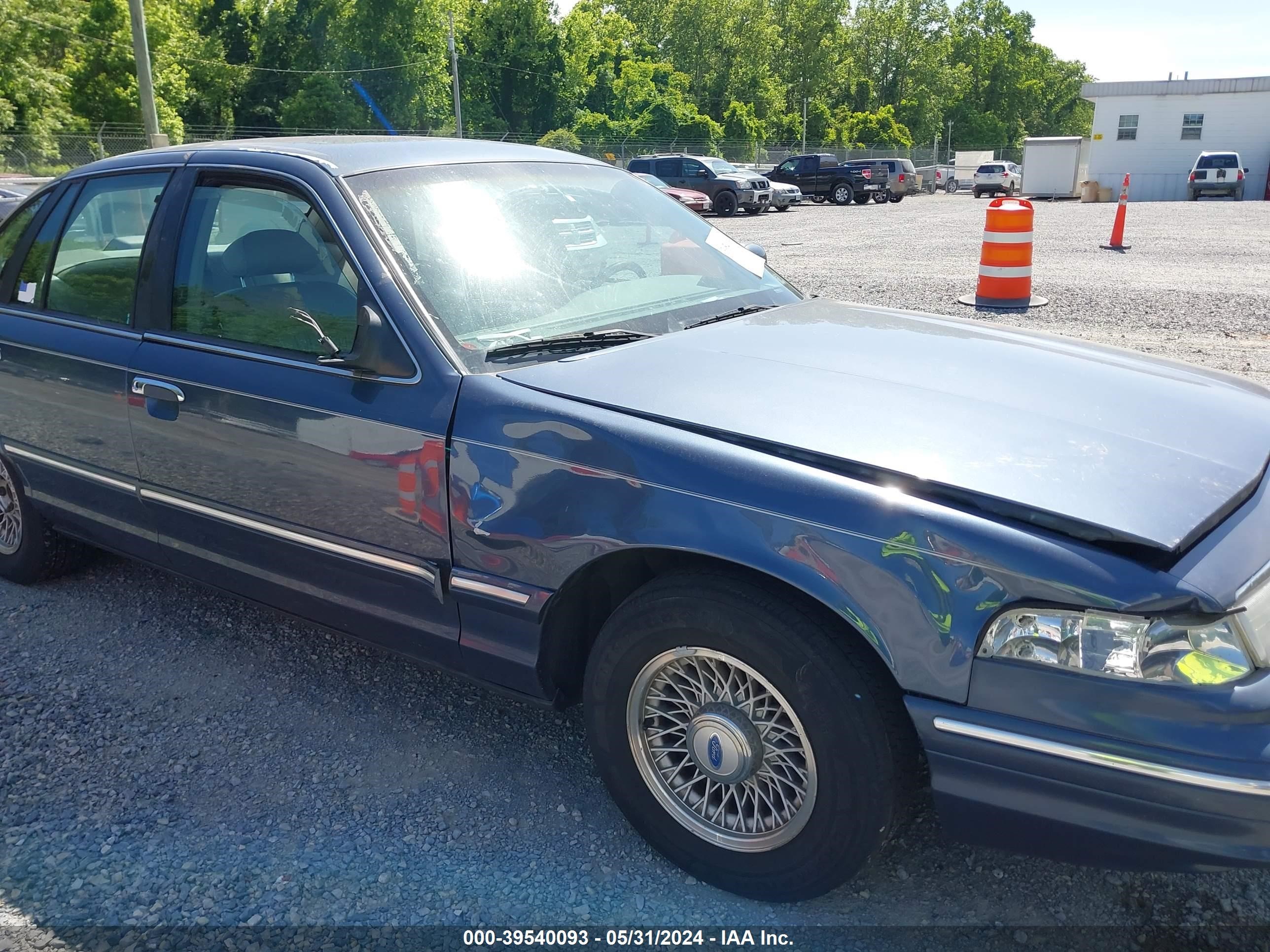 Photo 5 VIN: 2FALP74W7VX114429 - FORD CROWN VICTORIA 