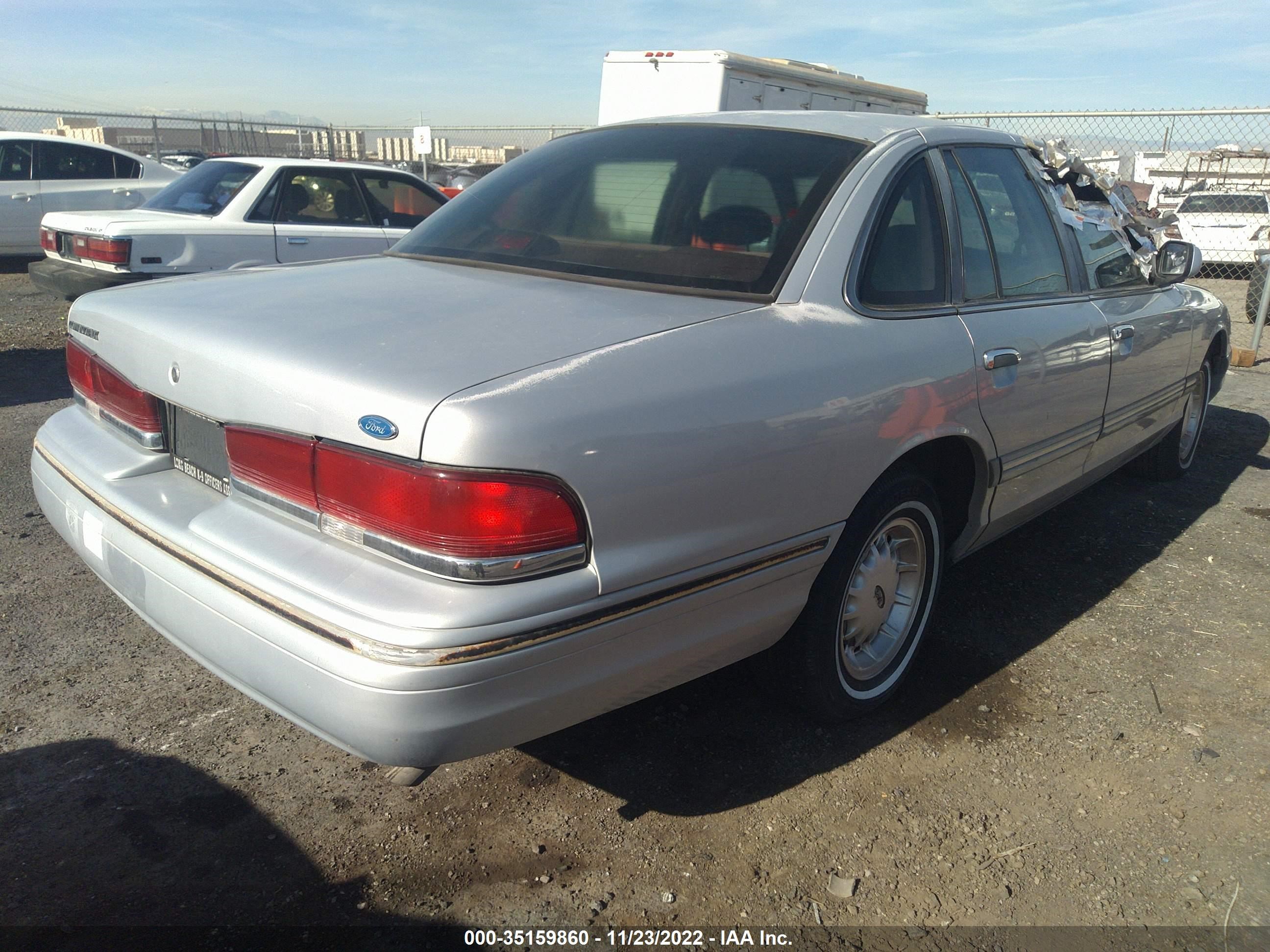 Photo 3 VIN: 2FALP74WXTX138009 - FORD CROWN VICTORIA 