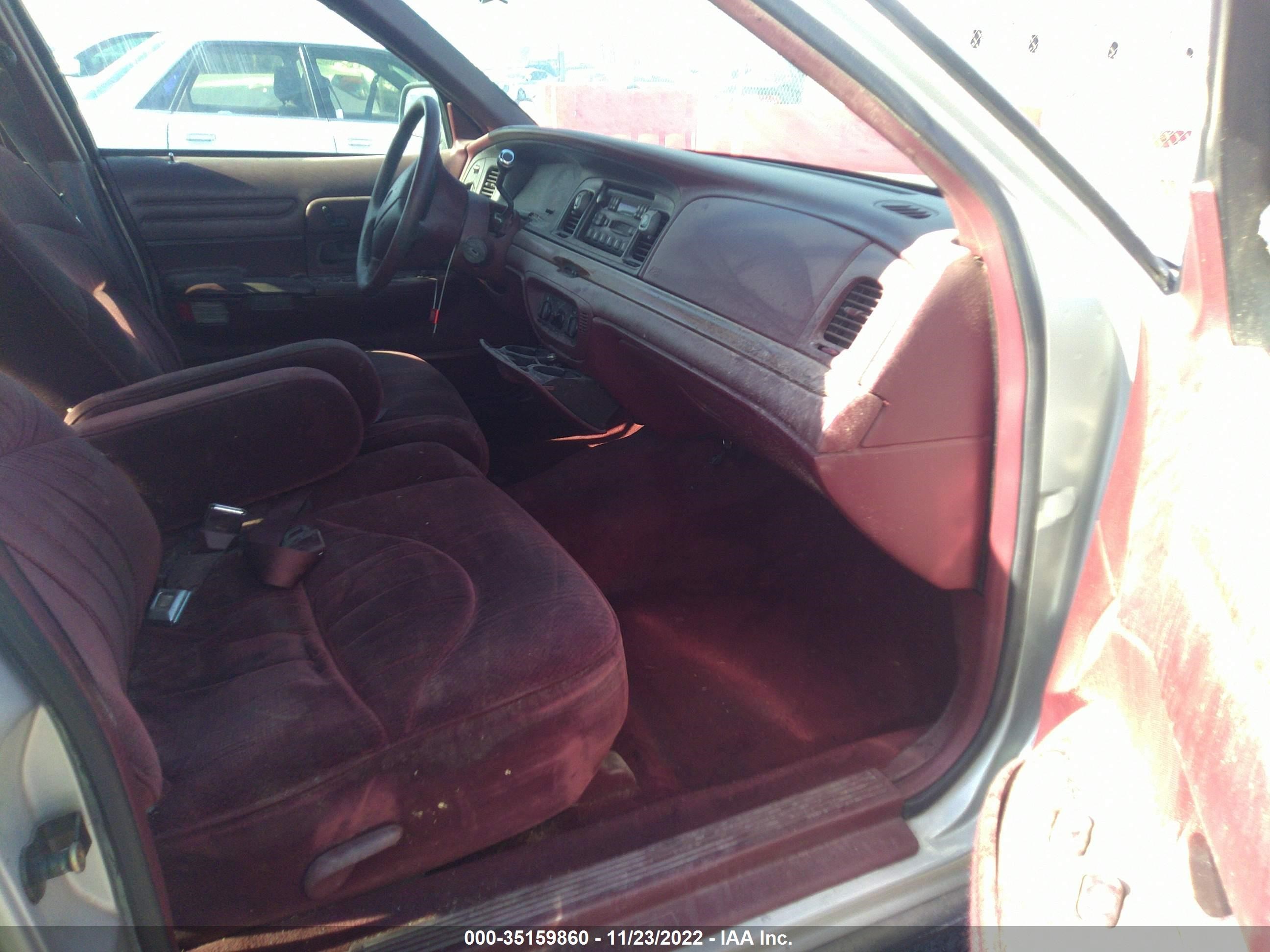 Photo 4 VIN: 2FALP74WXTX138009 - FORD CROWN VICTORIA 