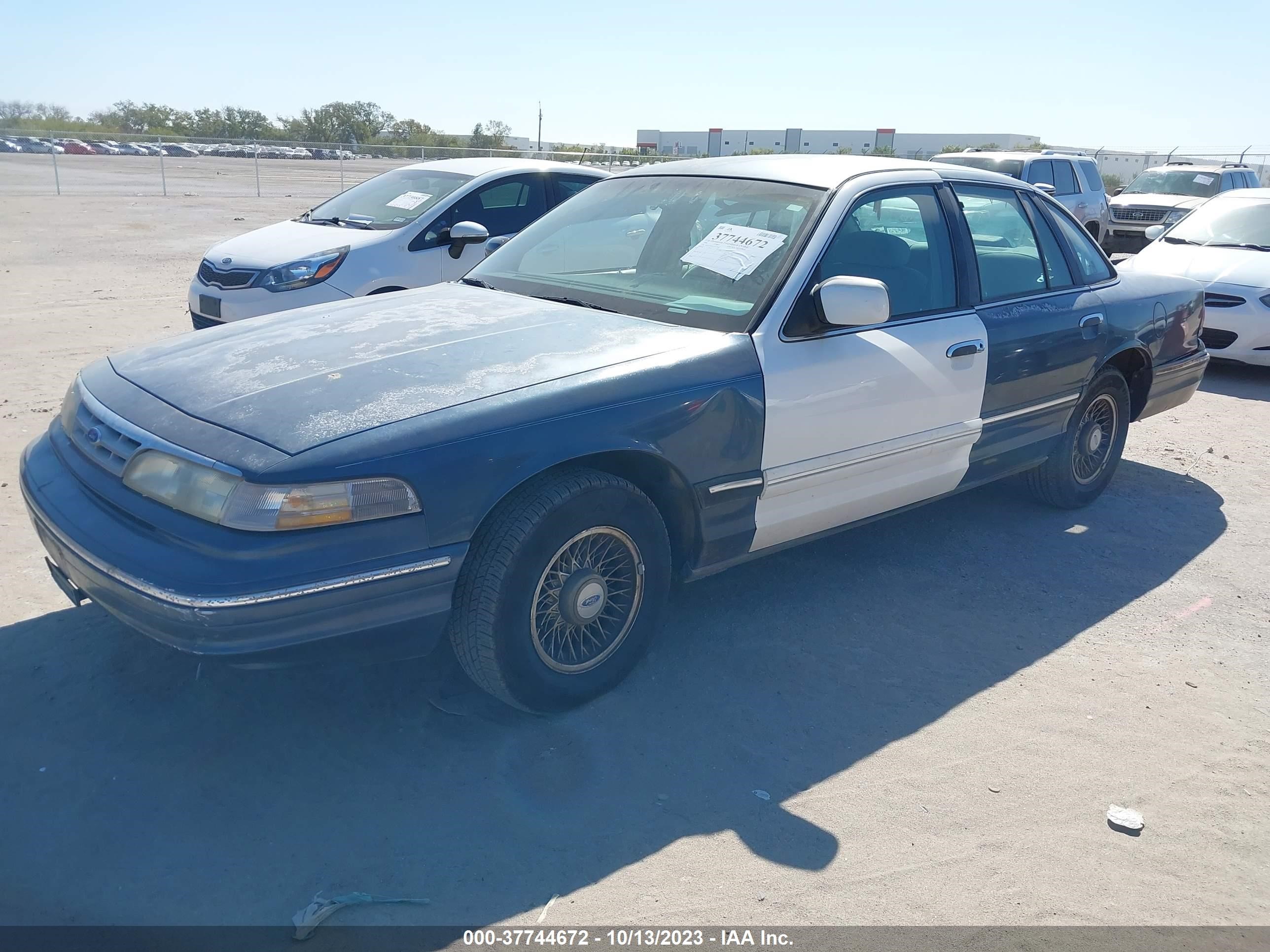 Photo 1 VIN: 2FALP74WXTX213405 - FORD CROWN VICTORIA 