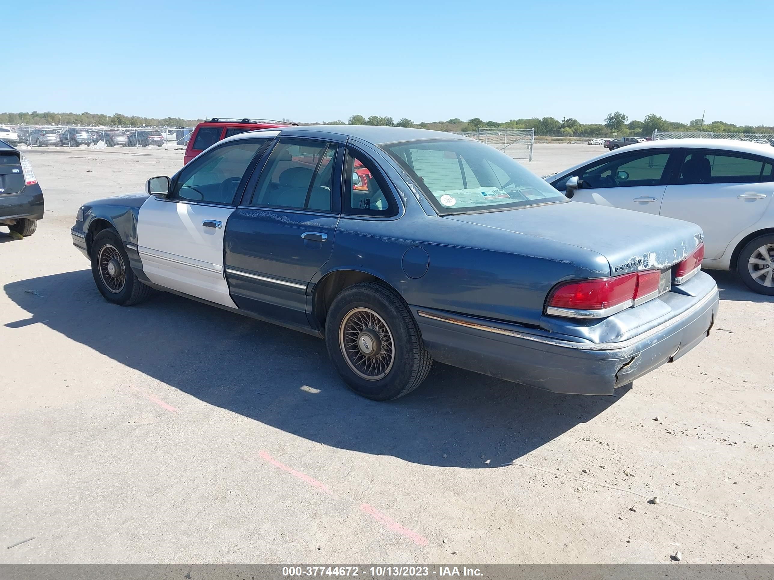 Photo 2 VIN: 2FALP74WXTX213405 - FORD CROWN VICTORIA 