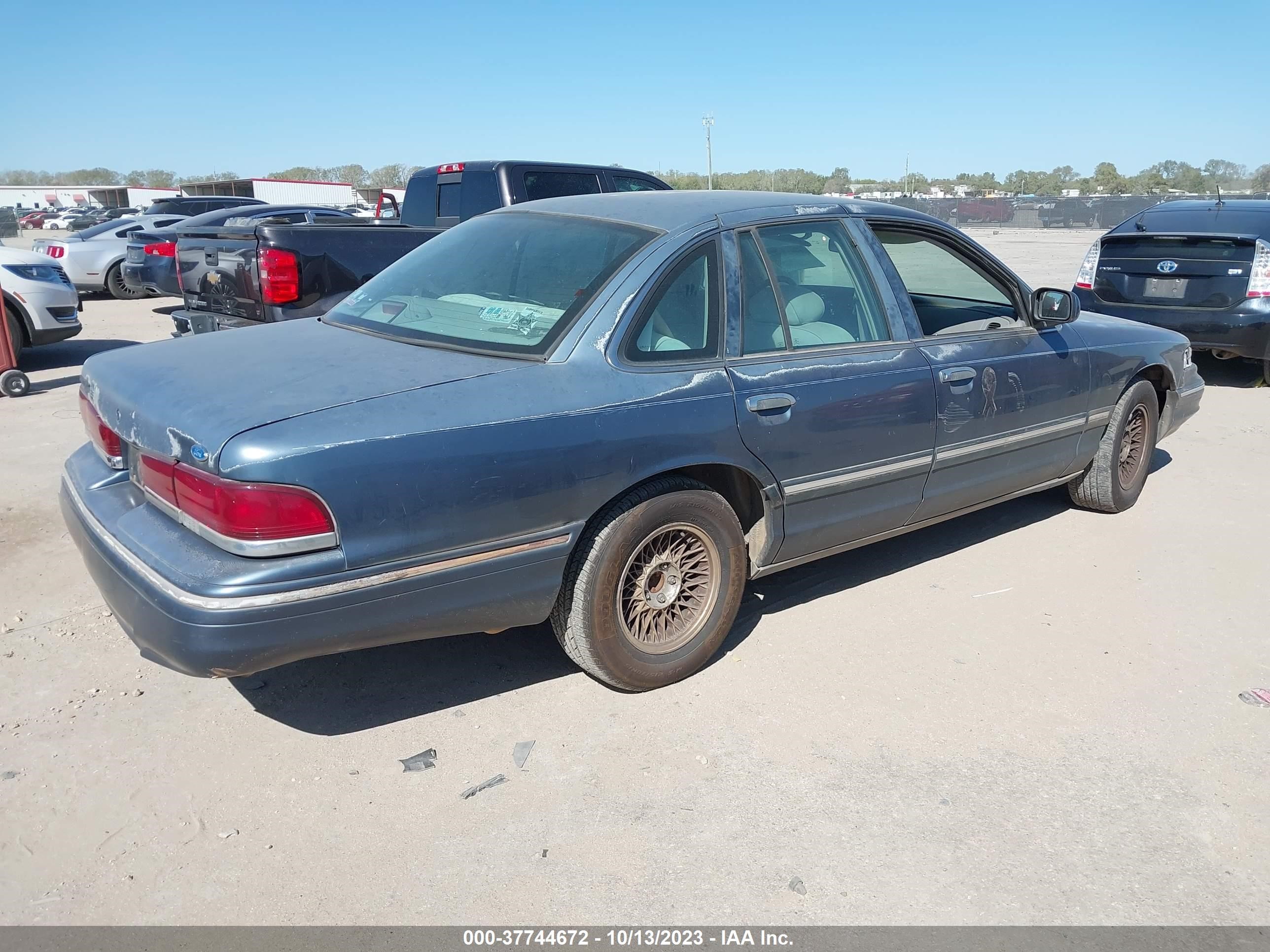 Photo 3 VIN: 2FALP74WXTX213405 - FORD CROWN VICTORIA 