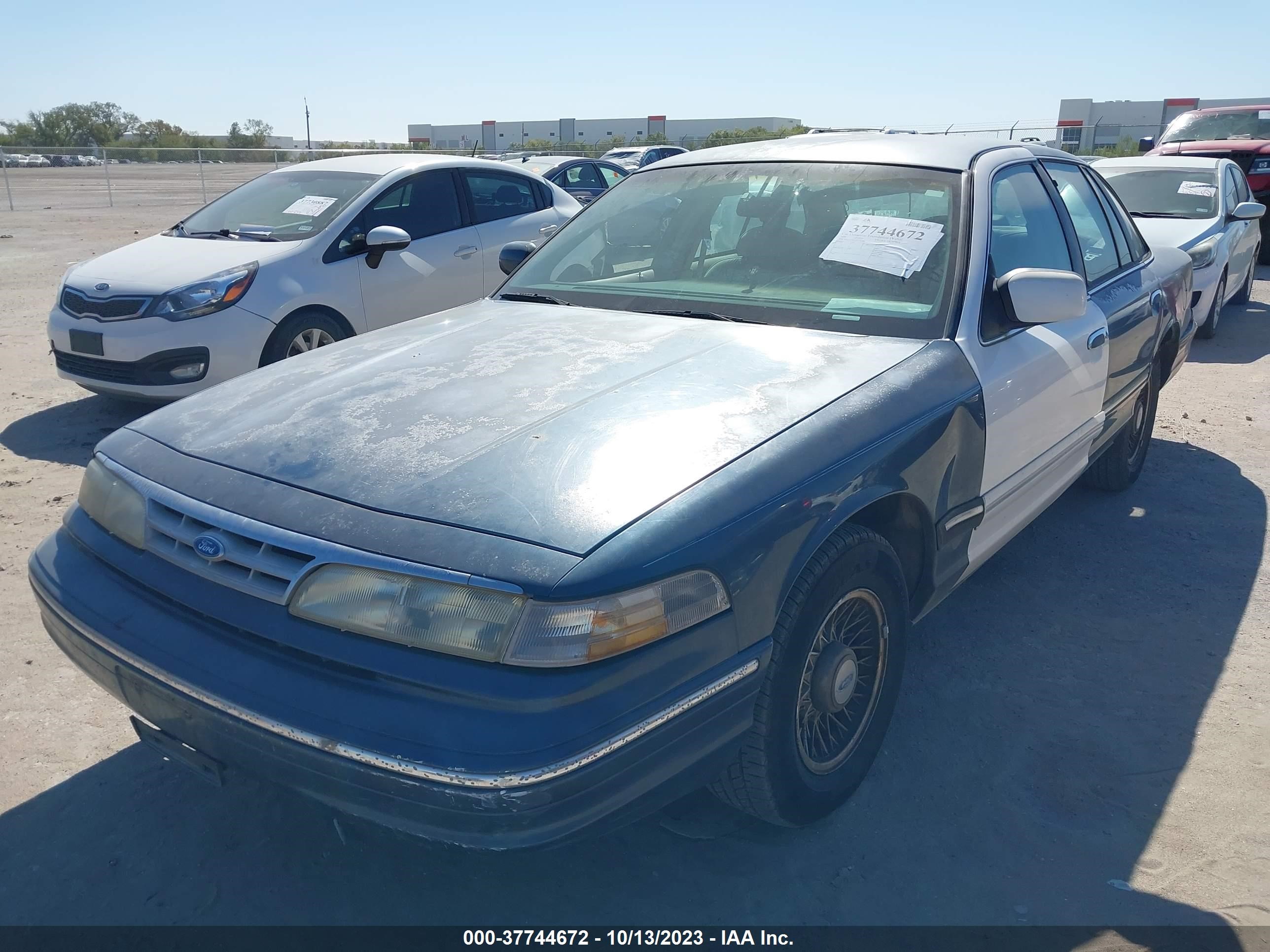 Photo 5 VIN: 2FALP74WXTX213405 - FORD CROWN VICTORIA 