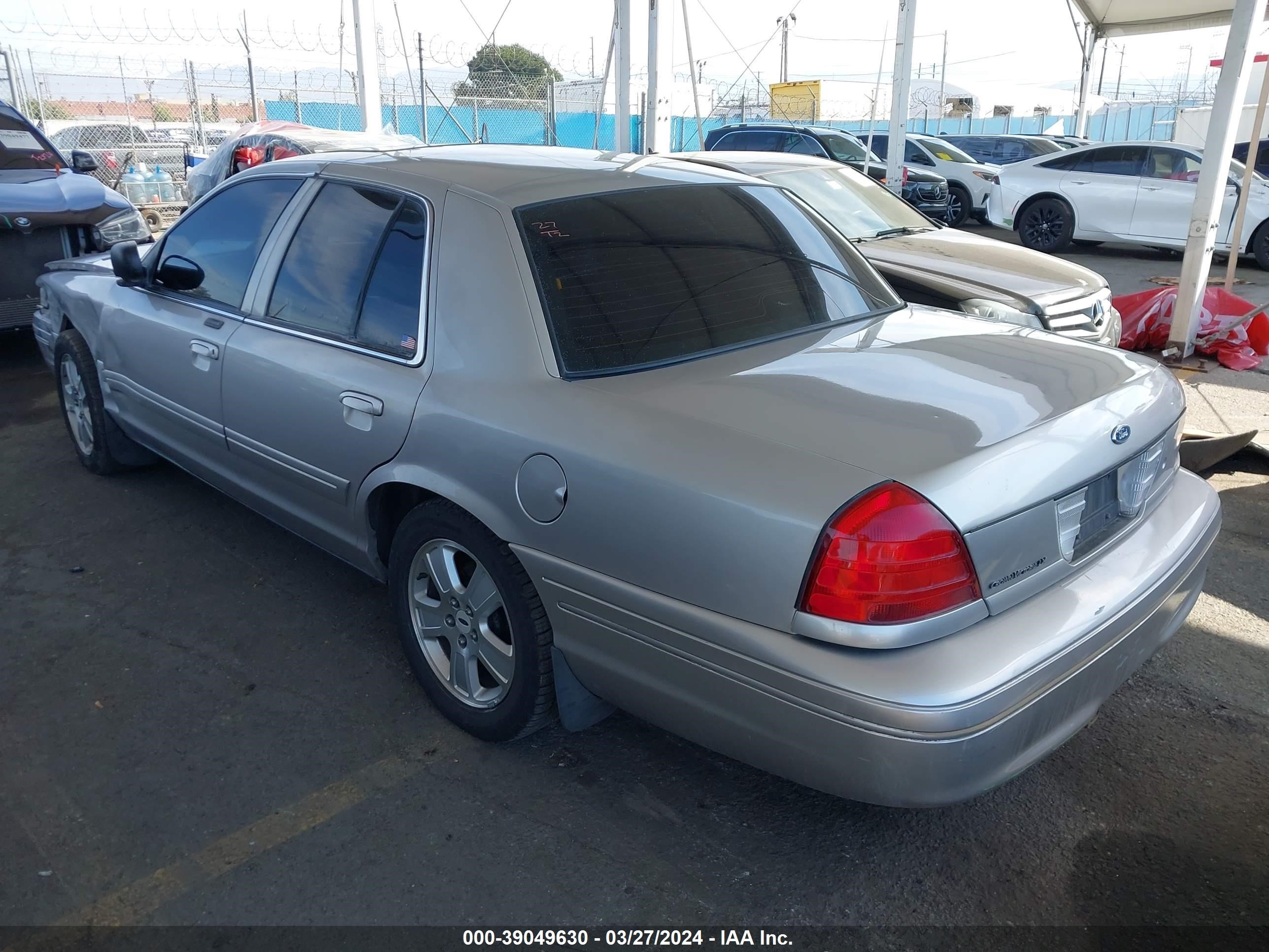 Photo 2 VIN: 2FDHP74WX5X111615 - FORD CROWN VICTORIA 