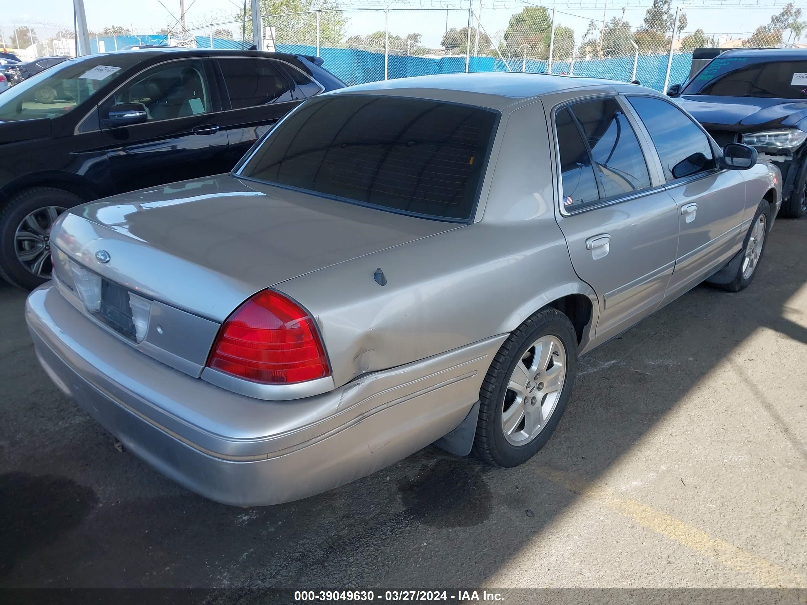 Photo 3 VIN: 2FDHP74WX5X111615 - FORD CROWN VICTORIA 