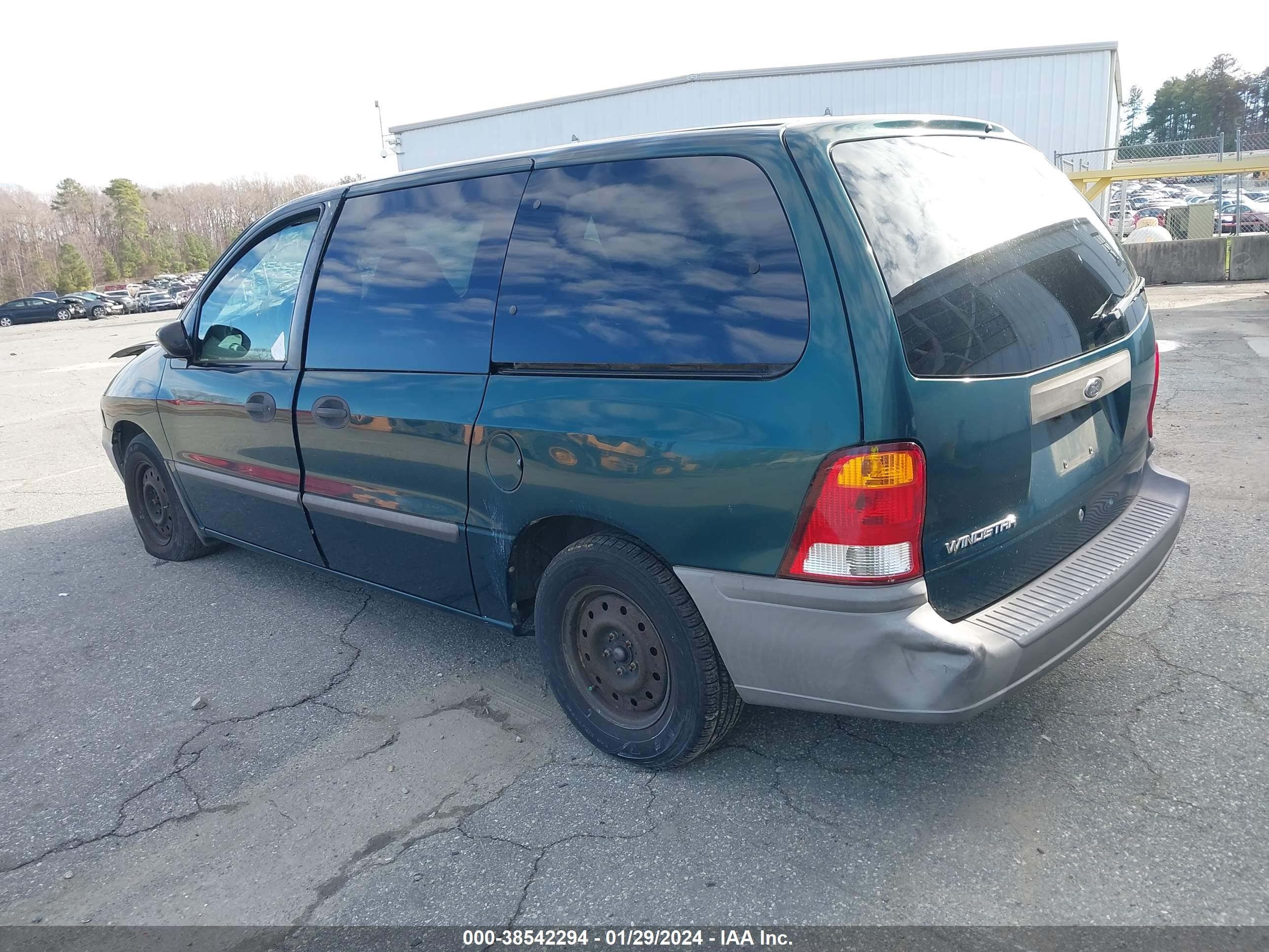 Photo 2 VIN: 2FMDA5047YBC60402 - FORD WINDSTAR 