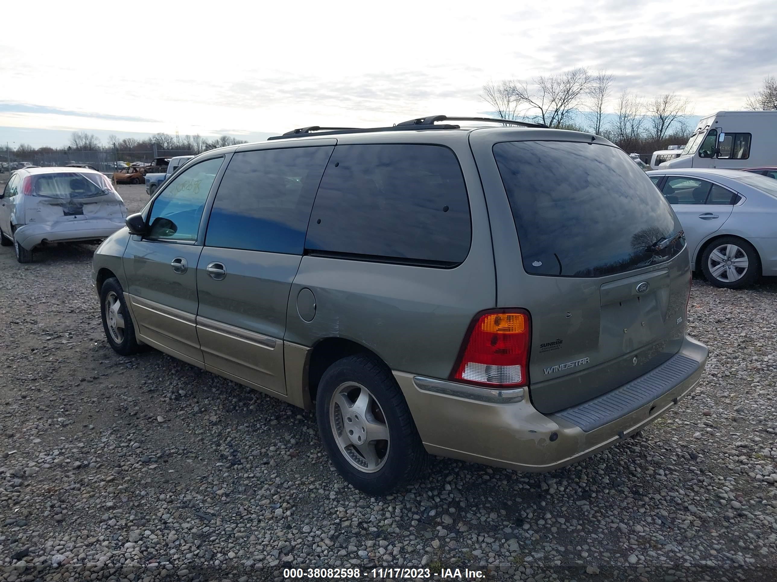 Photo 2 VIN: 2FMDA5342YBA00324 - FORD WINDSTAR 