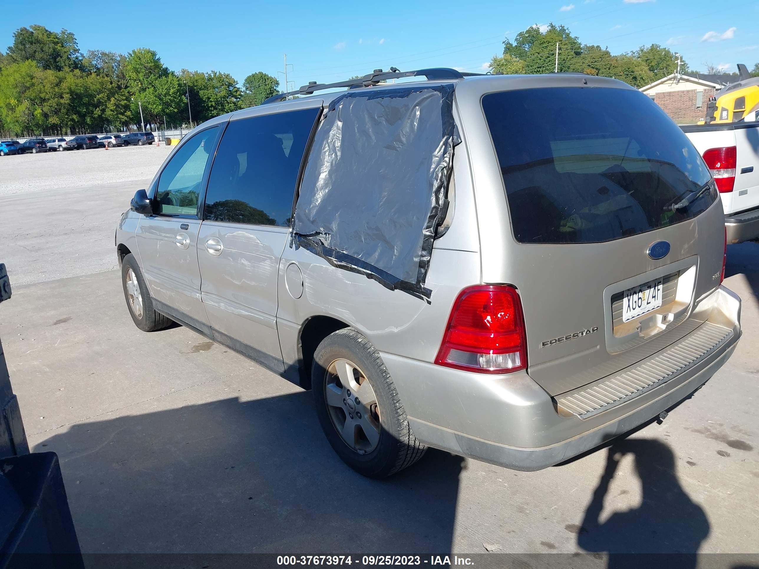 Photo 2 VIN: 2FMZA576X5BA88732 - FORD FREESTAR 