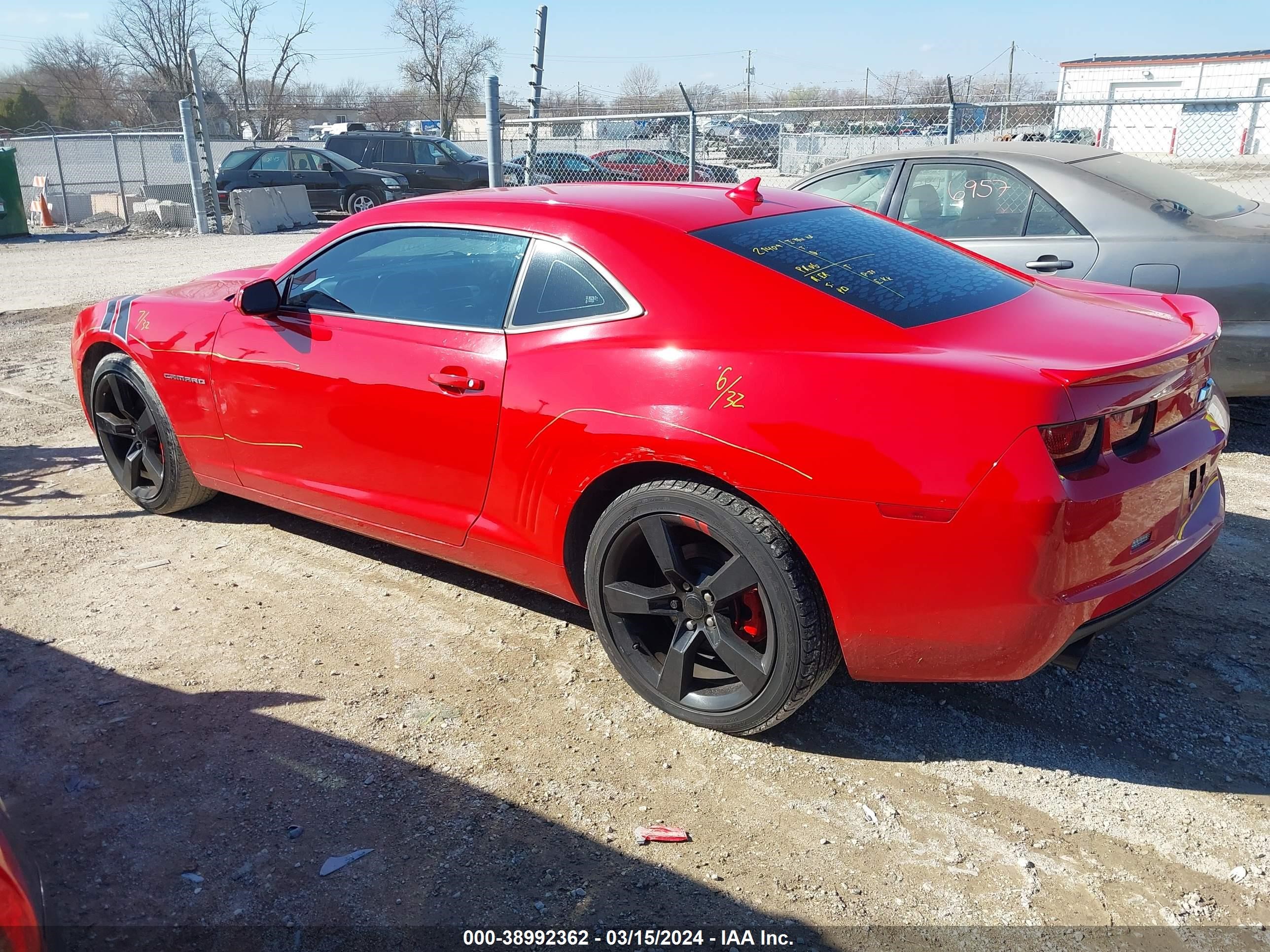 Photo 2 VIN: 2G1FB1E39C9114563 - CHEVROLET CAMARO 