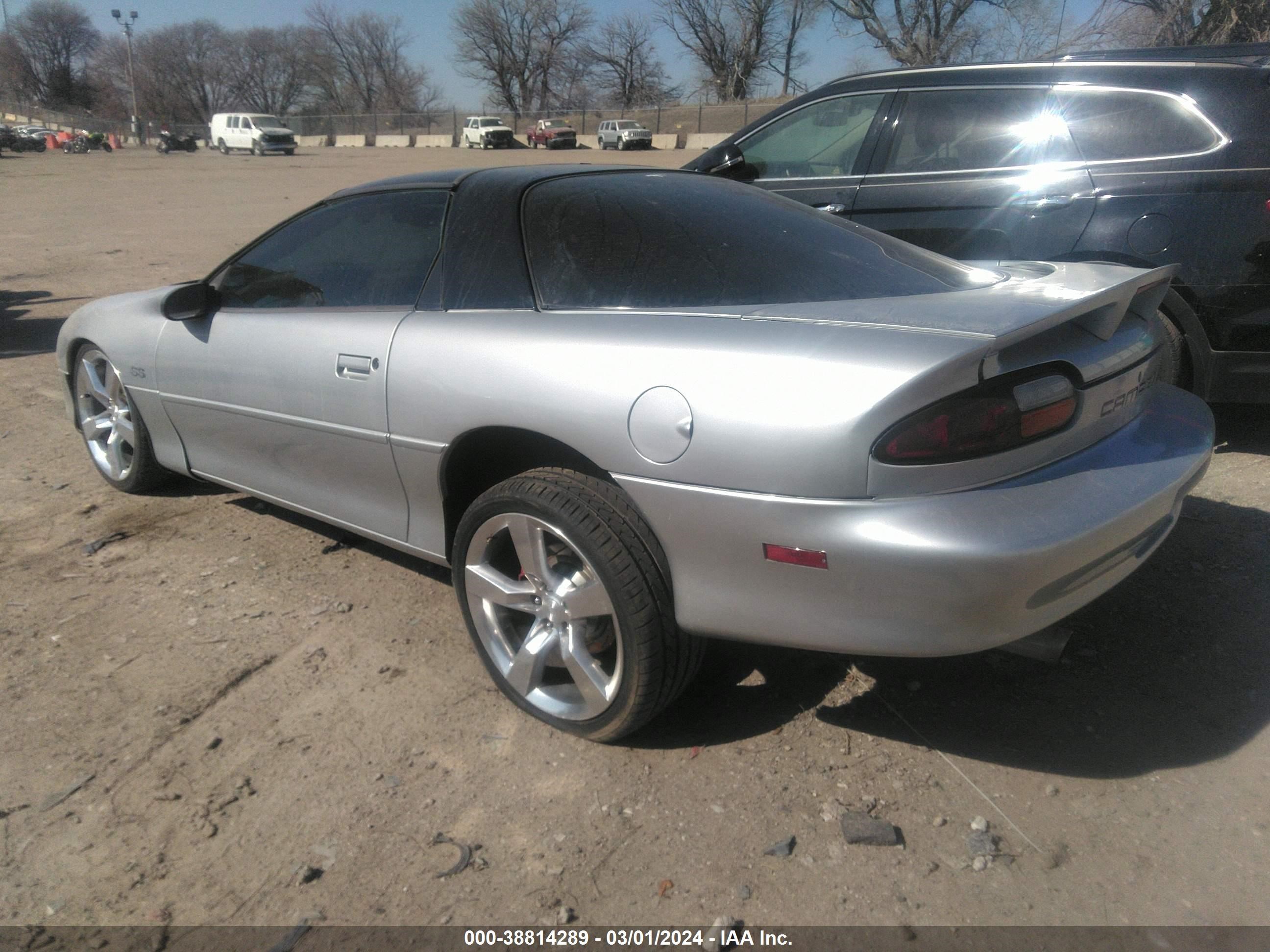 Photo 2 VIN: 2G1FP22G6X2127509 - CHEVROLET CAMARO 