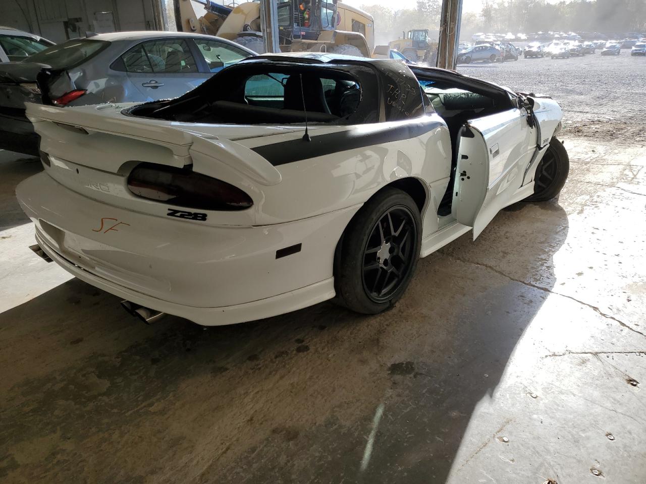 Photo 2 VIN: 2G1FP22G822168023 - CHEVROLET CAMARO 