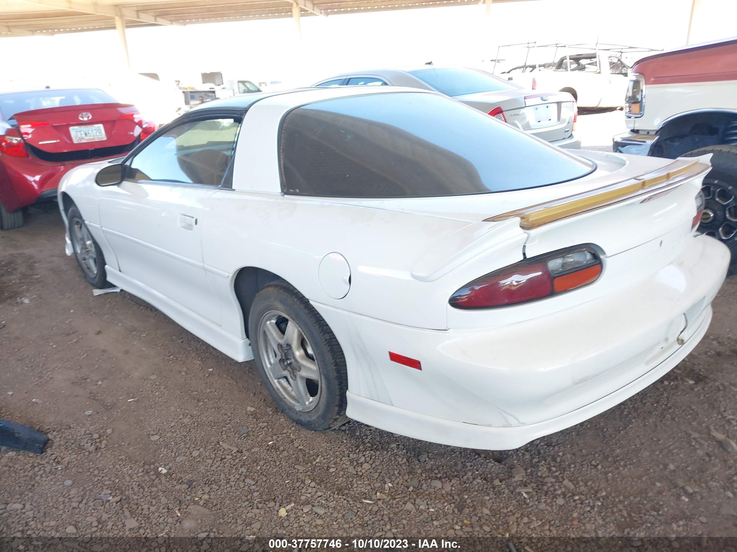 Photo 2 VIN: 2G1FP22KXW2104687 - CHEVROLET CAMARO 