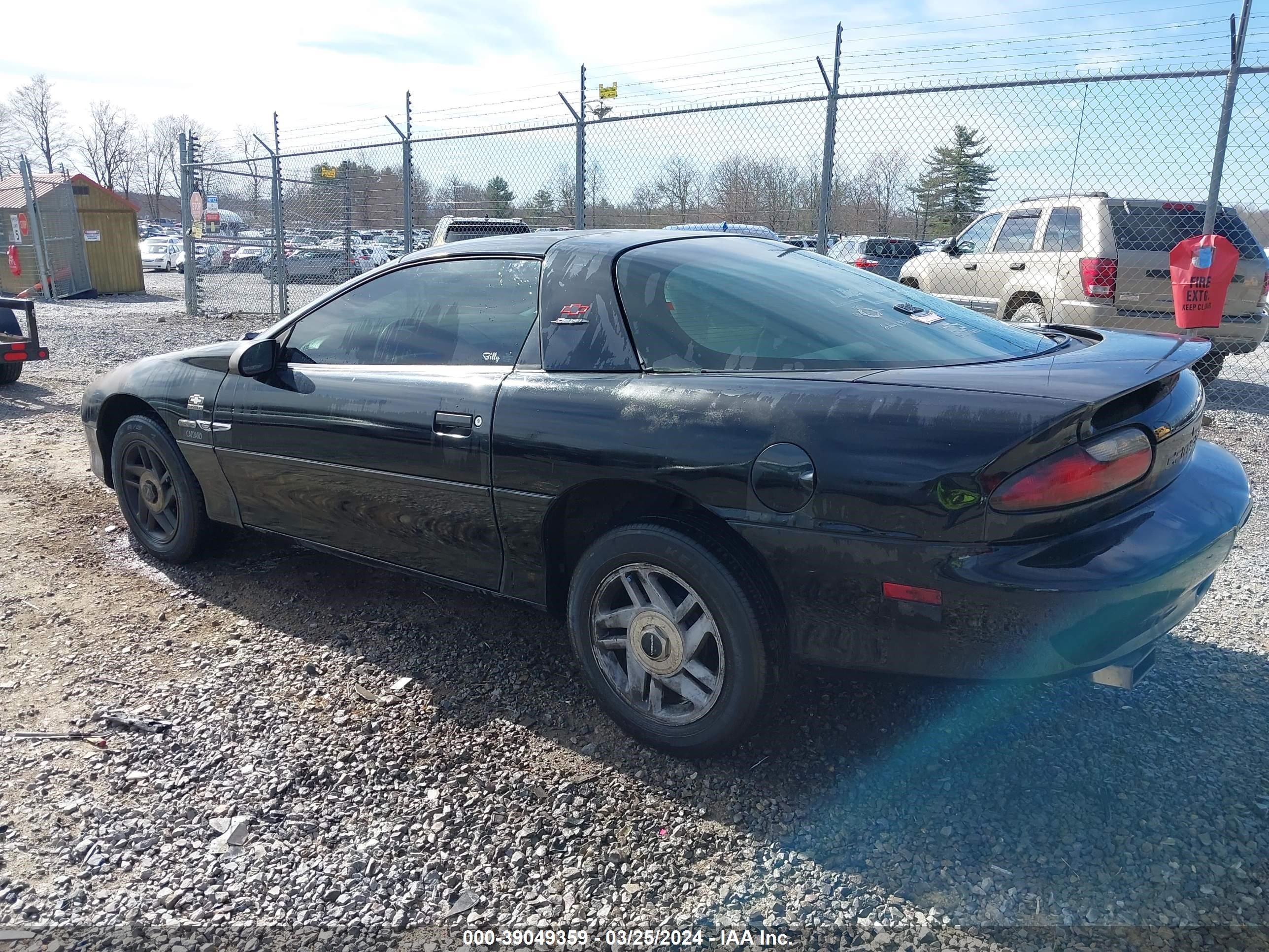 Photo 2 VIN: 2G1FP22S8S2180659 - CHEVROLET CAMARO 