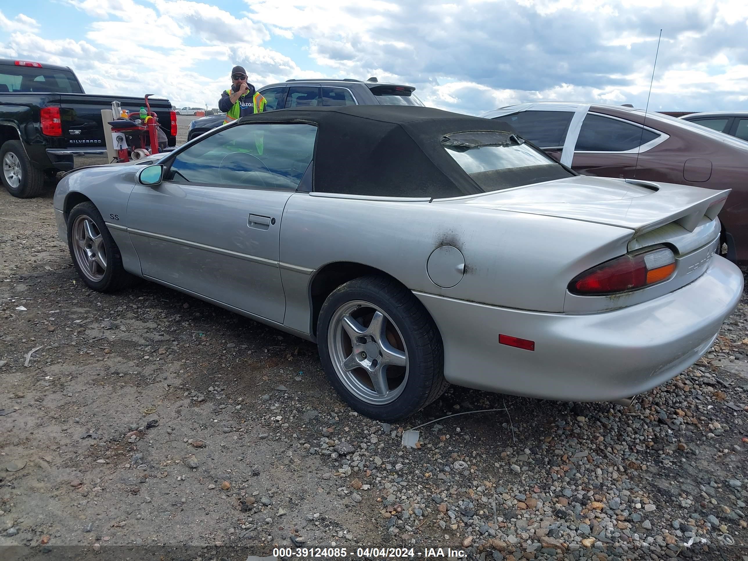 Photo 2 VIN: 2G1FP32GXY2119971 - CHEVROLET CAMARO 