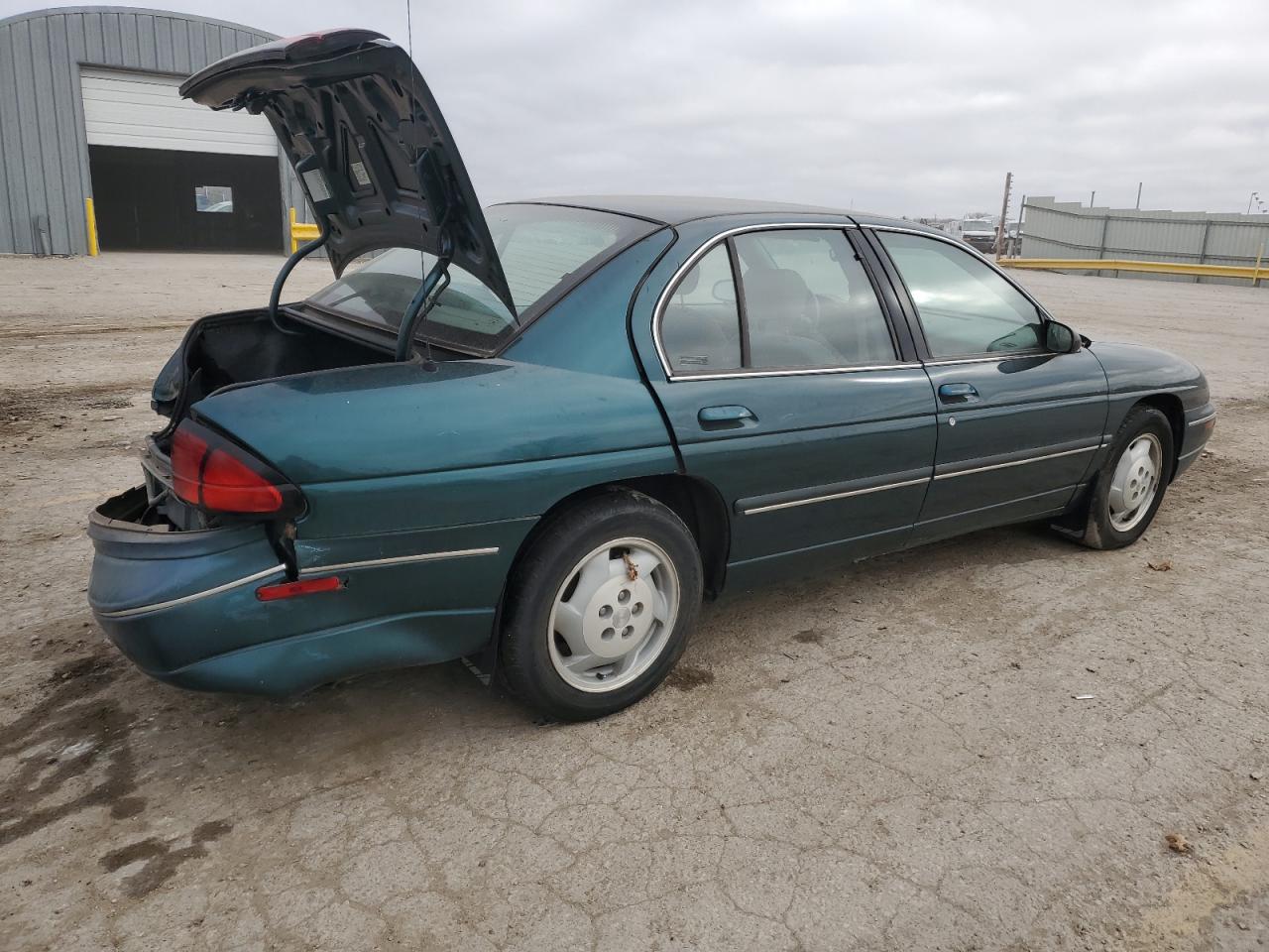 Photo 2 VIN: 2G1WL52M0V9138027 - CHEVROLET LUMINA 