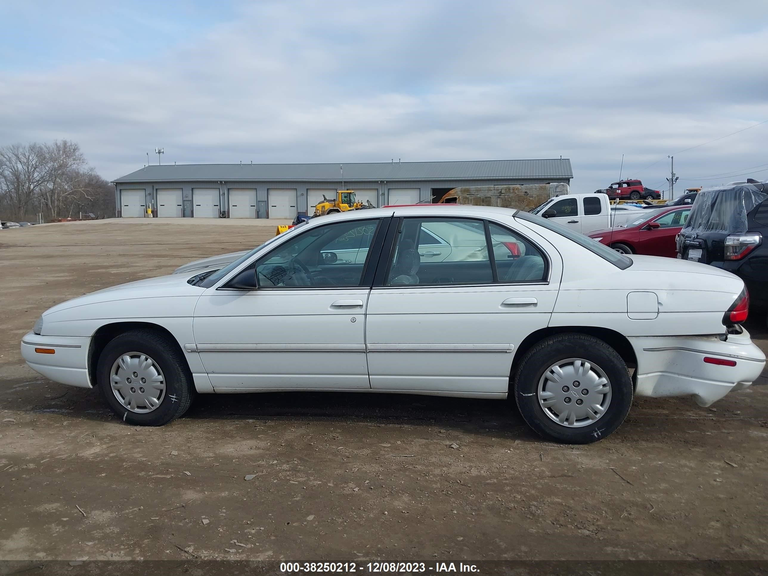 Photo 13 VIN: 2G1WL52M1W9111839 - CHEVROLET LUMINA 