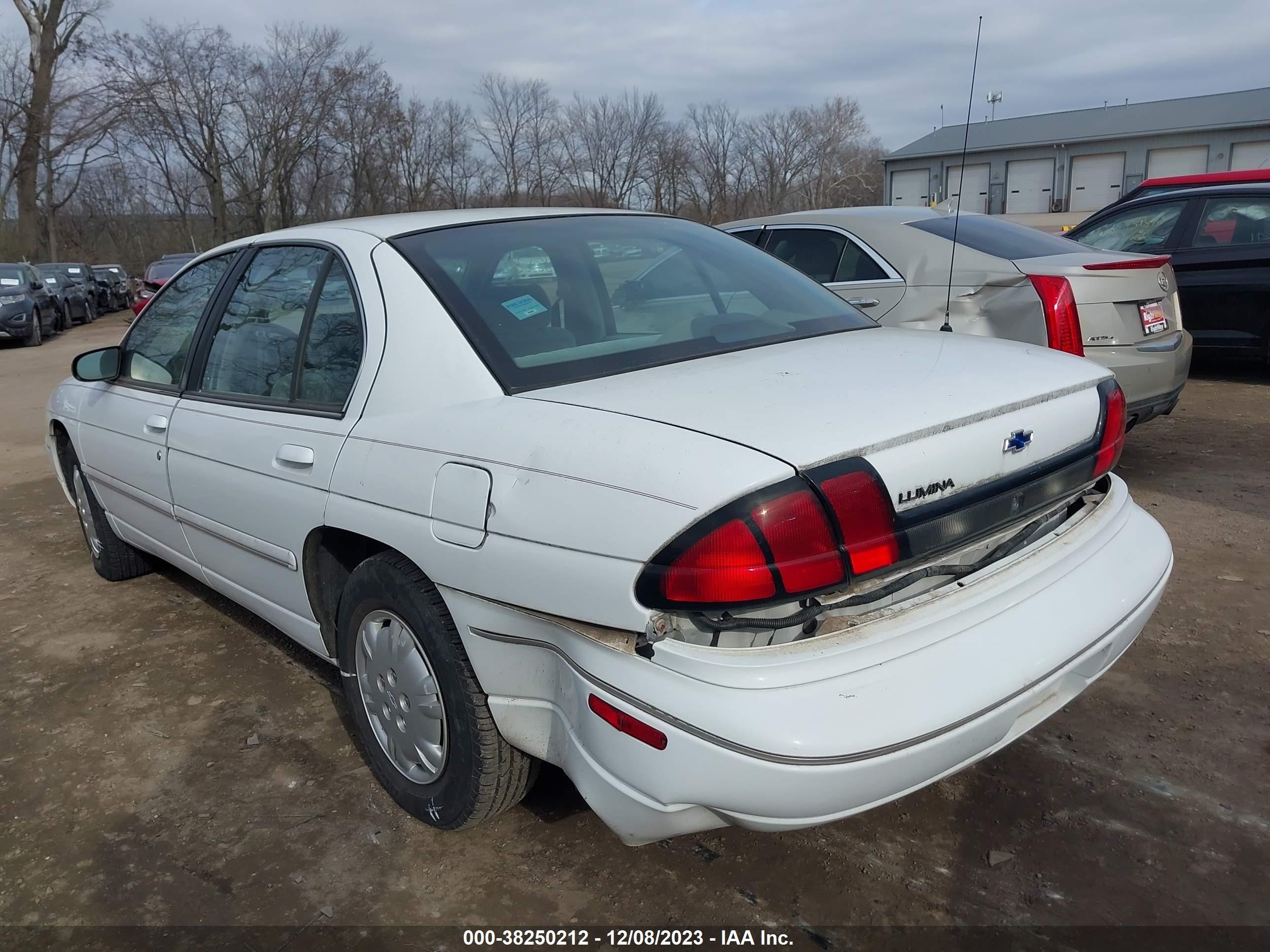 Photo 2 VIN: 2G1WL52M1W9111839 - CHEVROLET LUMINA 