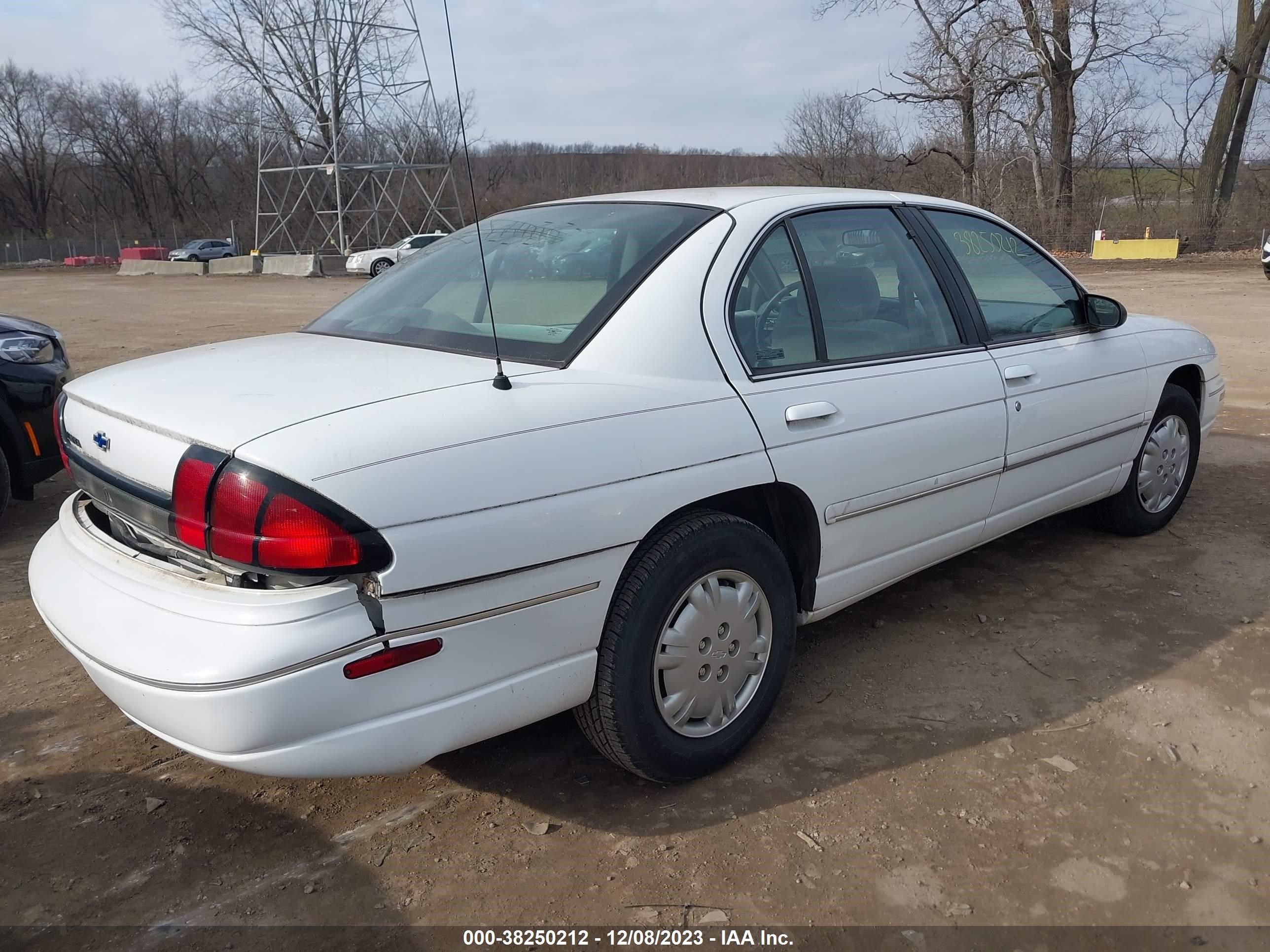 Photo 3 VIN: 2G1WL52M1W9111839 - CHEVROLET LUMINA 