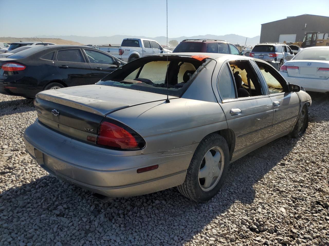 Photo 2 VIN: 2G1WN52K7X9110768 - CHEVROLET LUMINA 