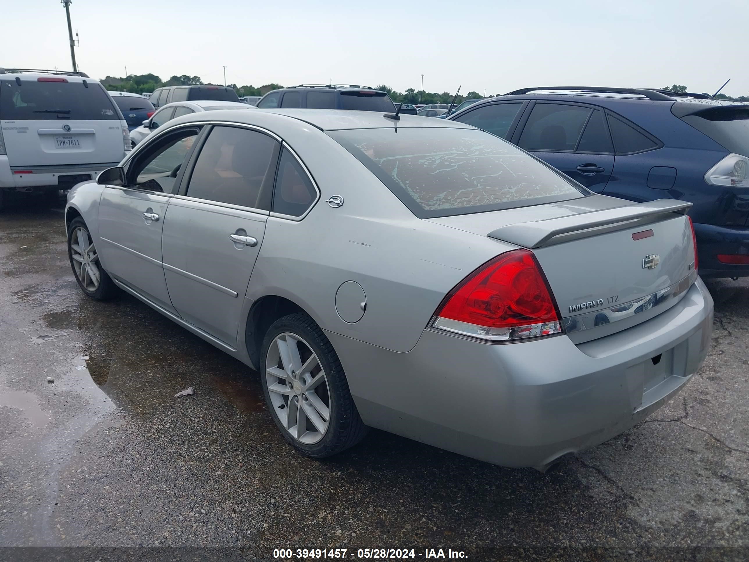 Photo 2 VIN: 2G1WU583481198844 - CHEVROLET IMPALA 