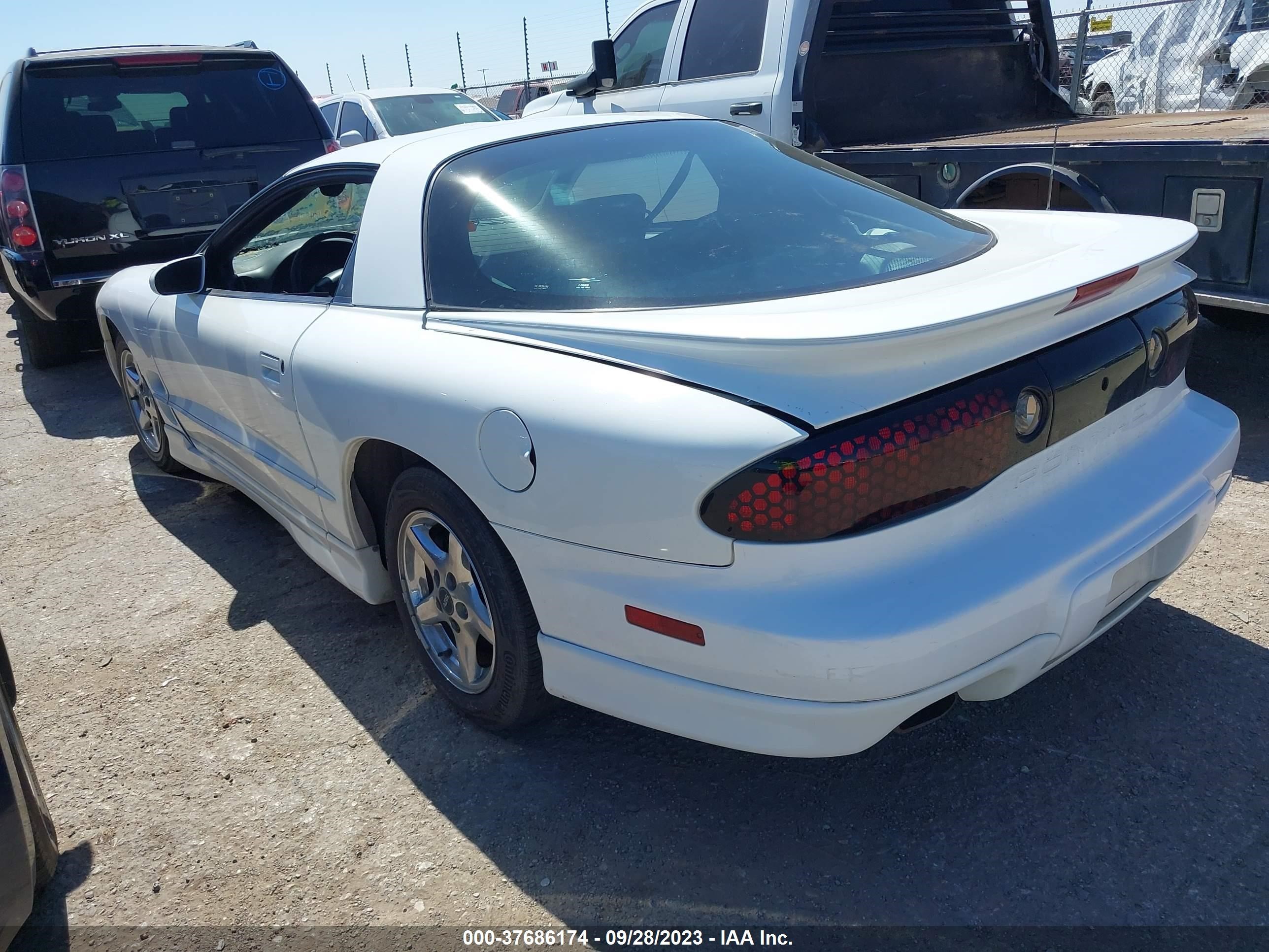 Photo 2 VIN: 2G2FS22K2Y2146185 - PONTIAC FIREBIRD 