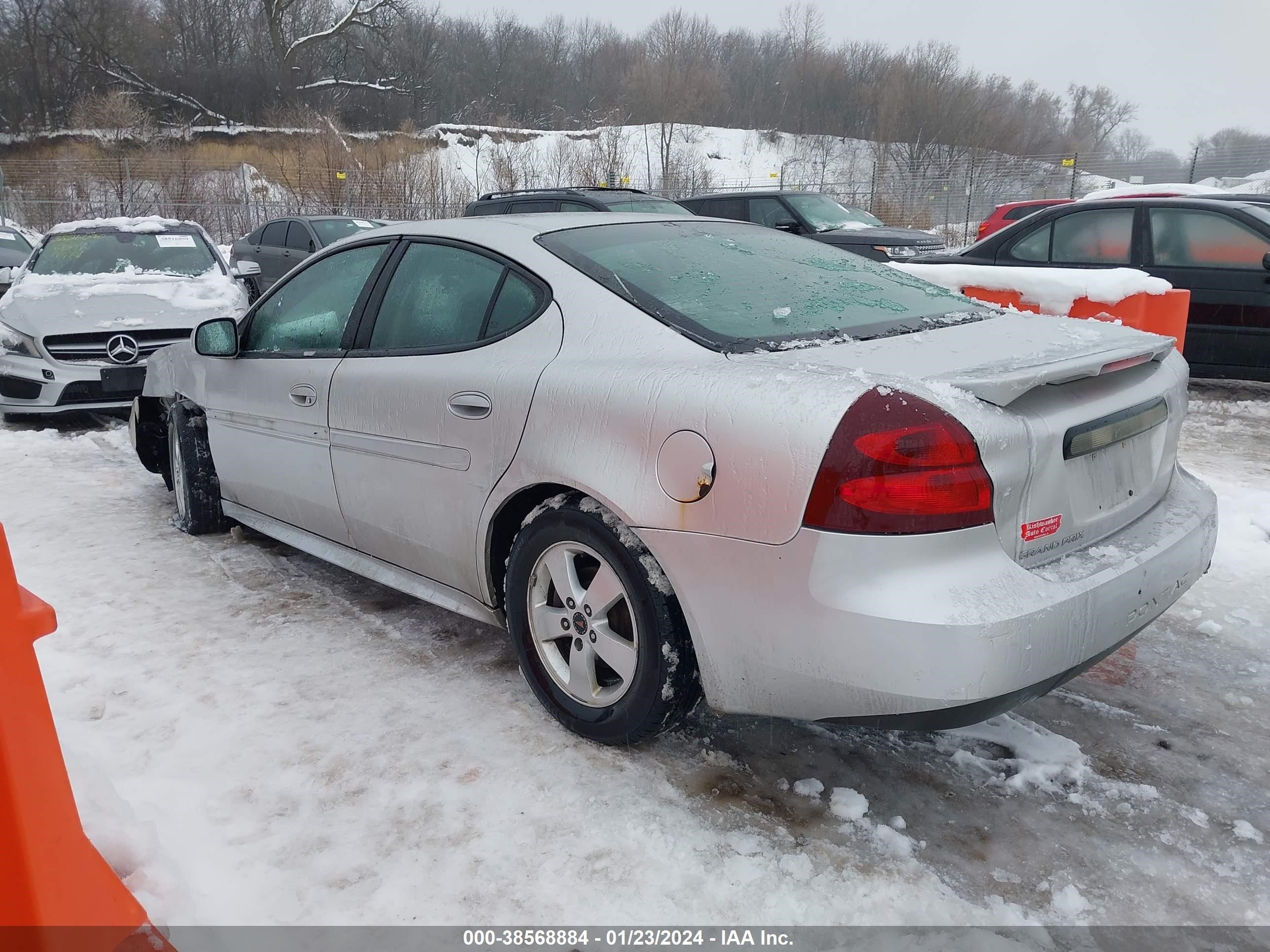 Photo 2 VIN: 2G2WP522051174474 - PONTIAC GRAND PRIX 