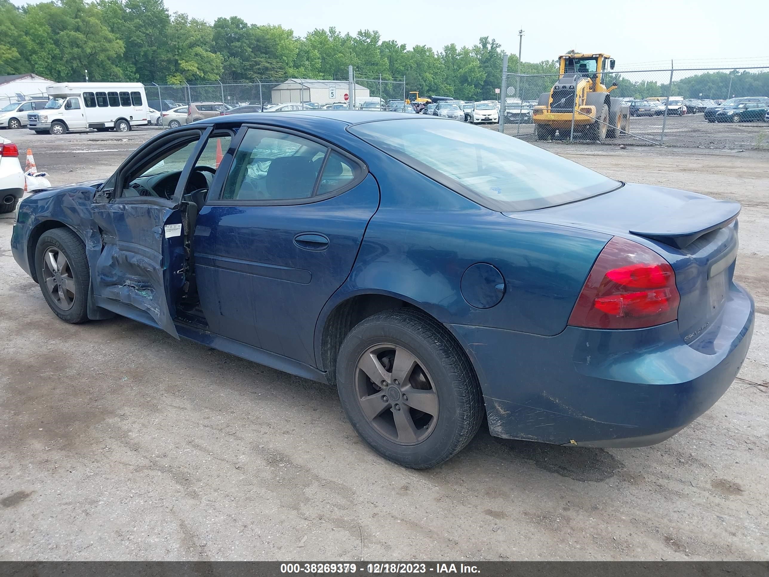 Photo 2 VIN: 2G2WP522751243984 - PONTIAC GRAND PRIX 