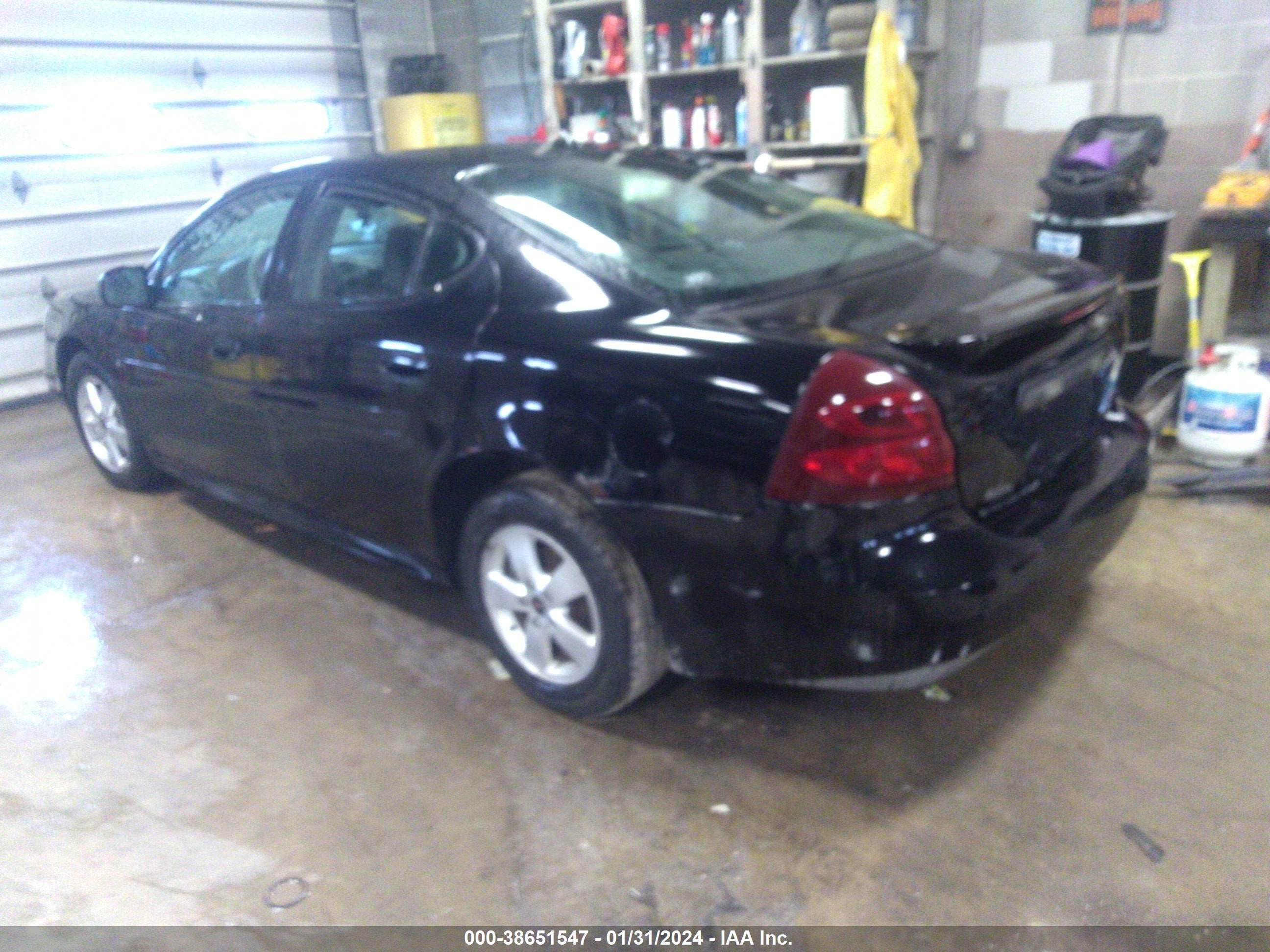 Photo 2 VIN: 2G2WP552061170714 - PONTIAC GRAN PRIX 