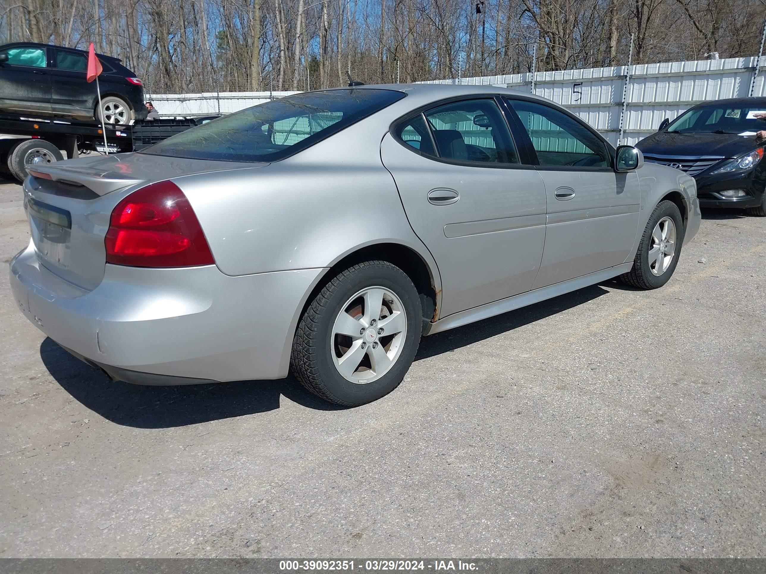 Photo 3 VIN: 2G2WP552071158483 - PONTIAC GRAND PRIX 