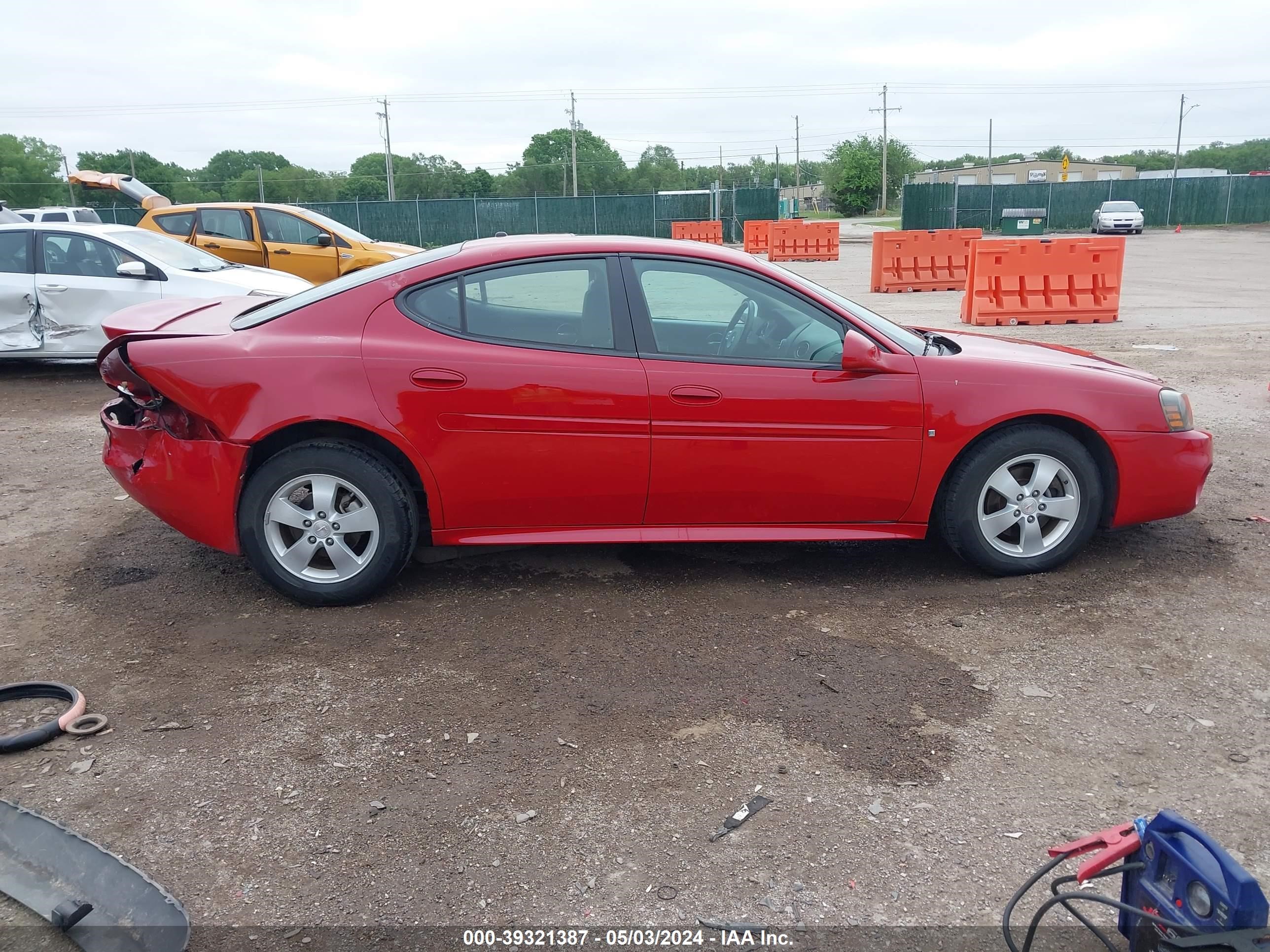 Photo 13 VIN: 2G2WP552281140021 - PONTIAC GRAND PRIX 