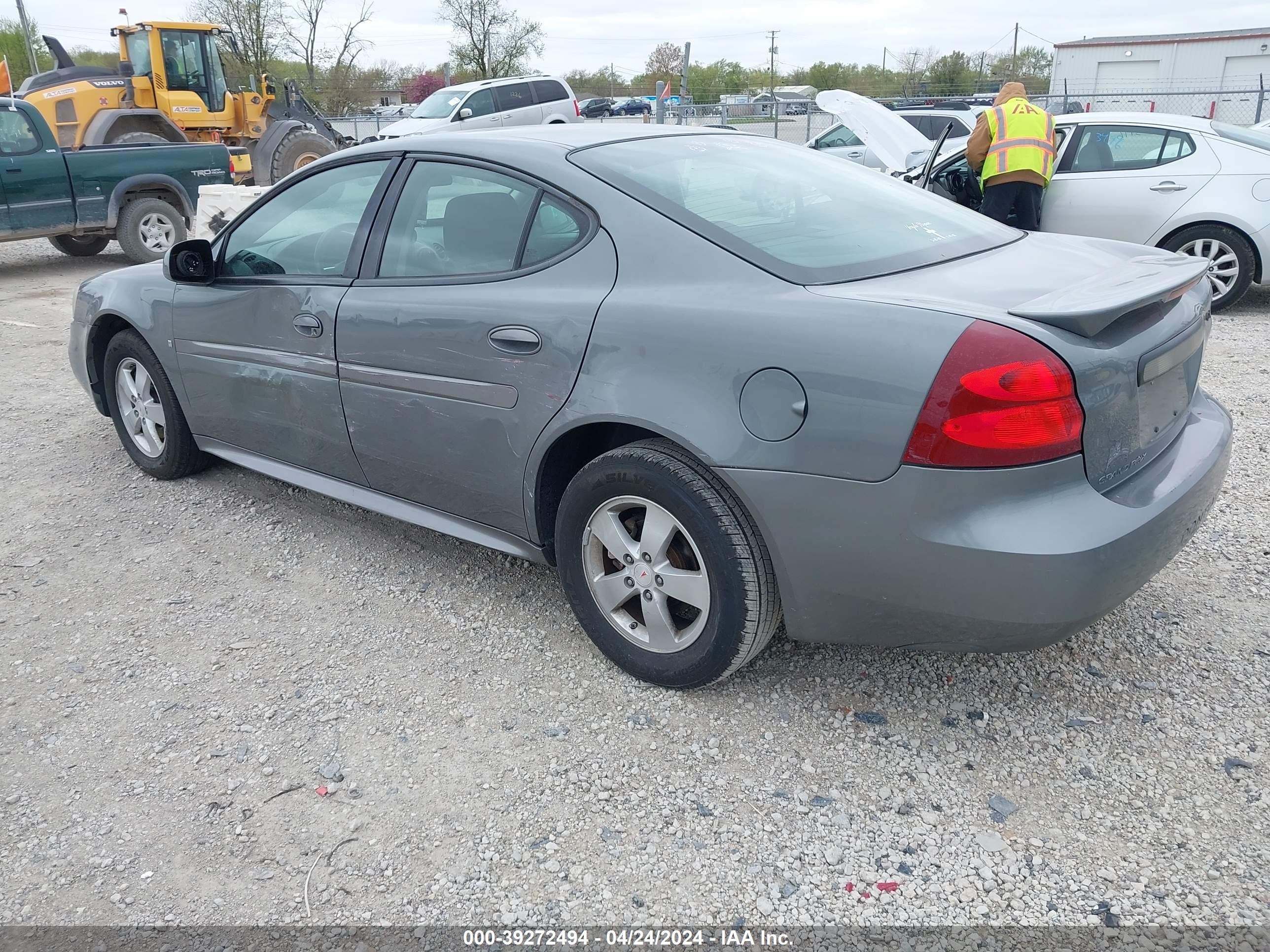 Photo 2 VIN: 2G2WP552281190837 - PONTIAC GRAND PRIX 