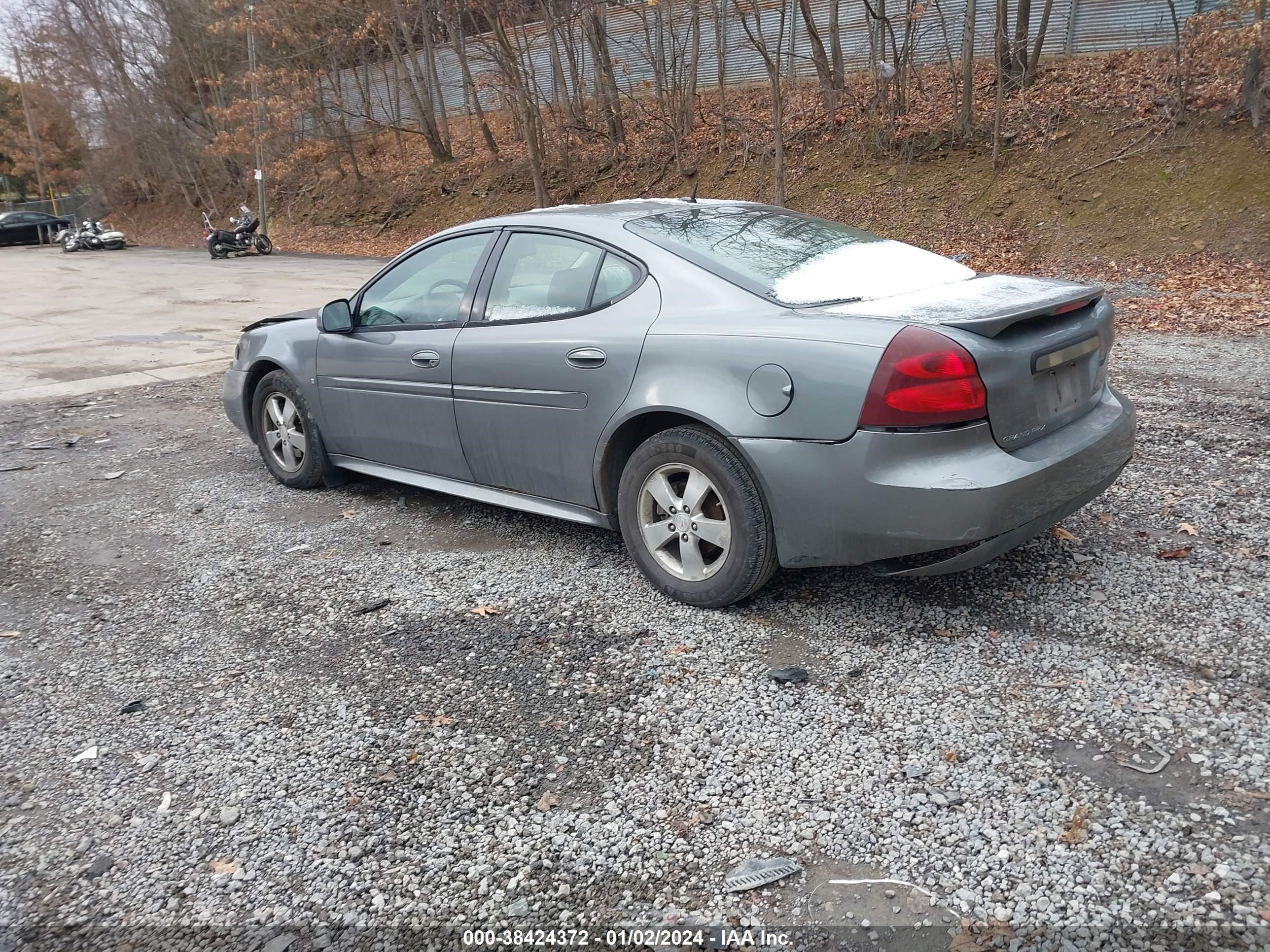 Photo 2 VIN: 2G2WP552481110941 - PONTIAC GRAND PRIX 