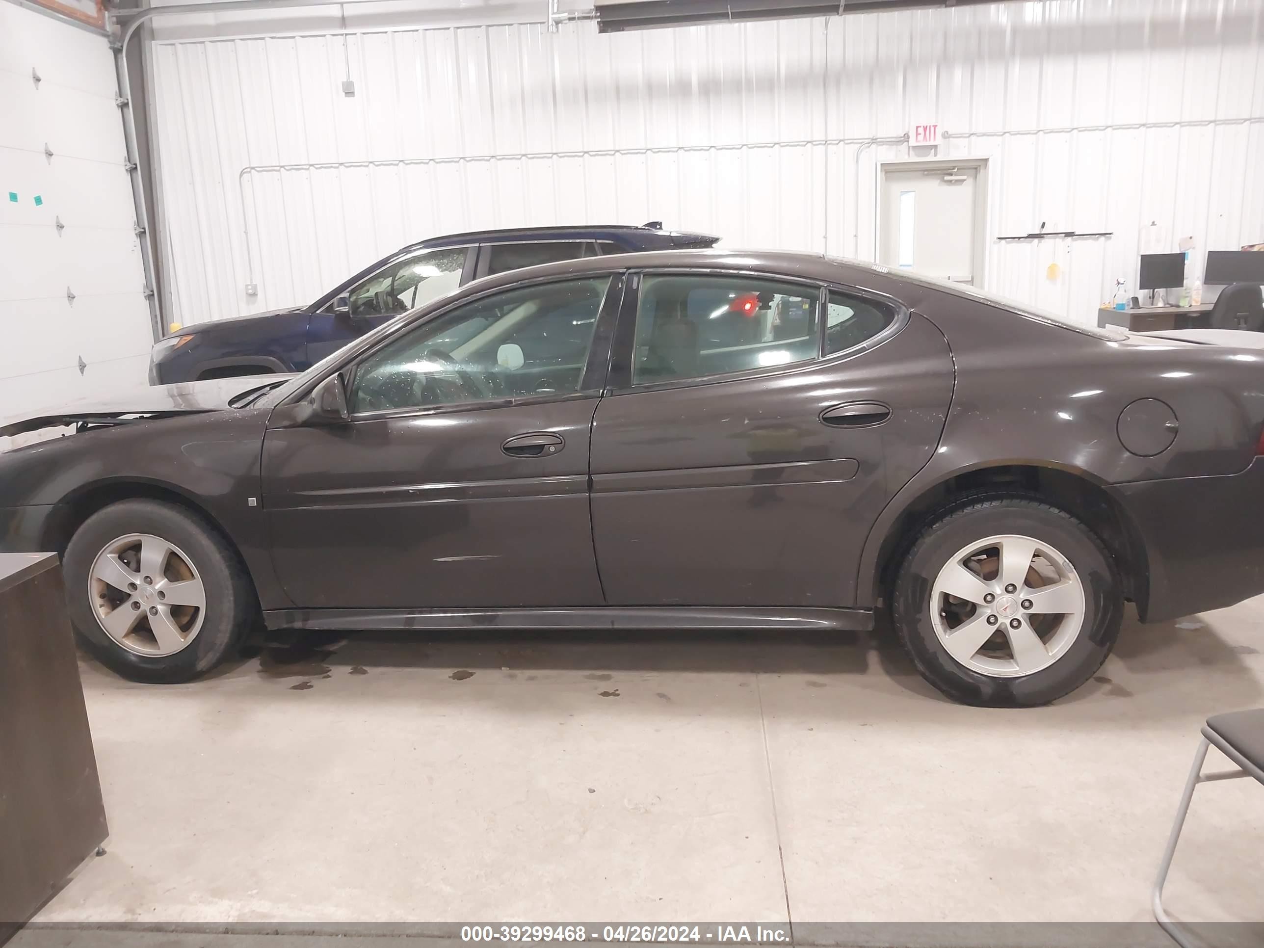 Photo 13 VIN: 2G2WP552481137573 - PONTIAC GRAND PRIX 