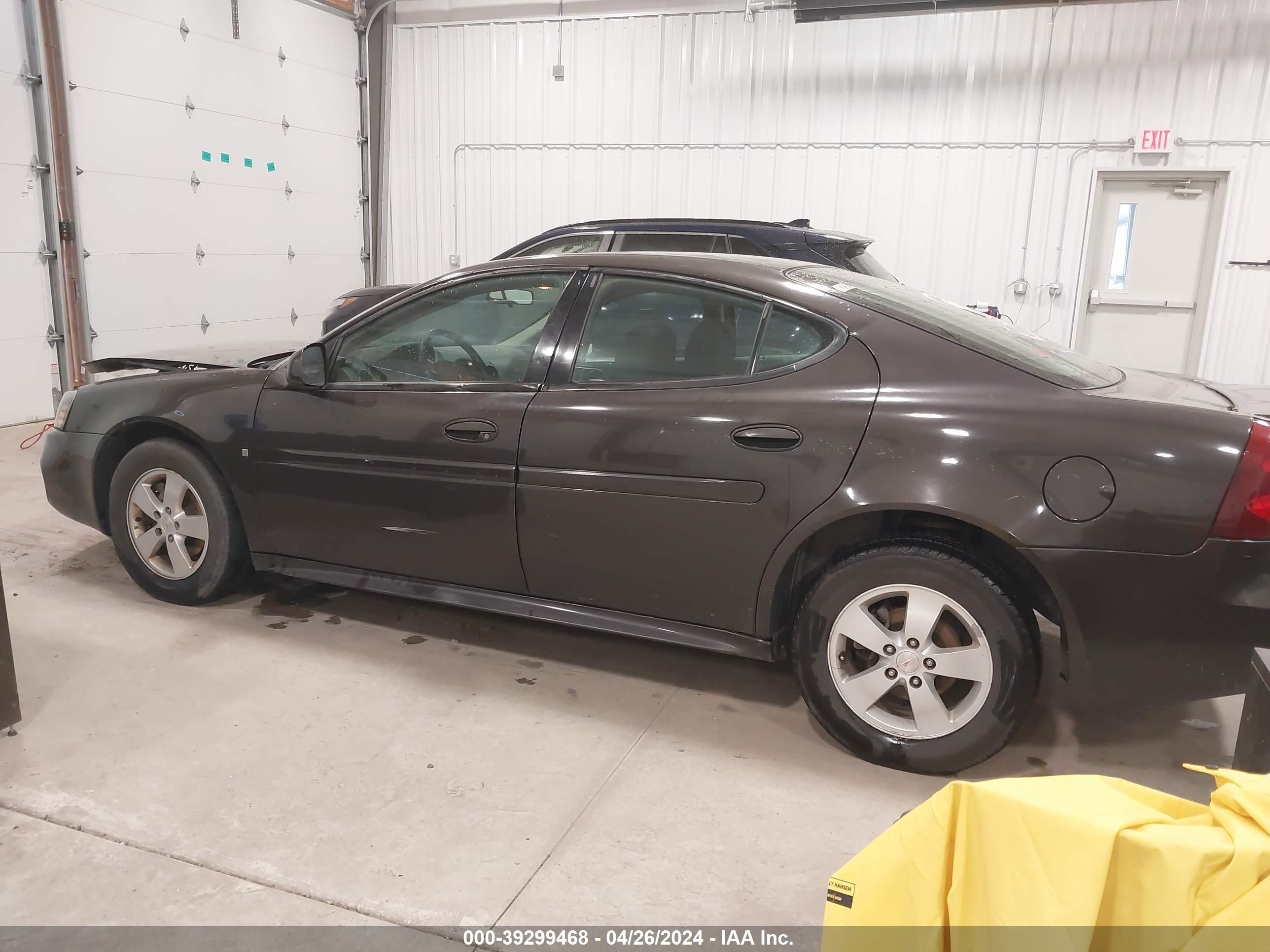 Photo 2 VIN: 2G2WP552481137573 - PONTIAC GRAND PRIX 