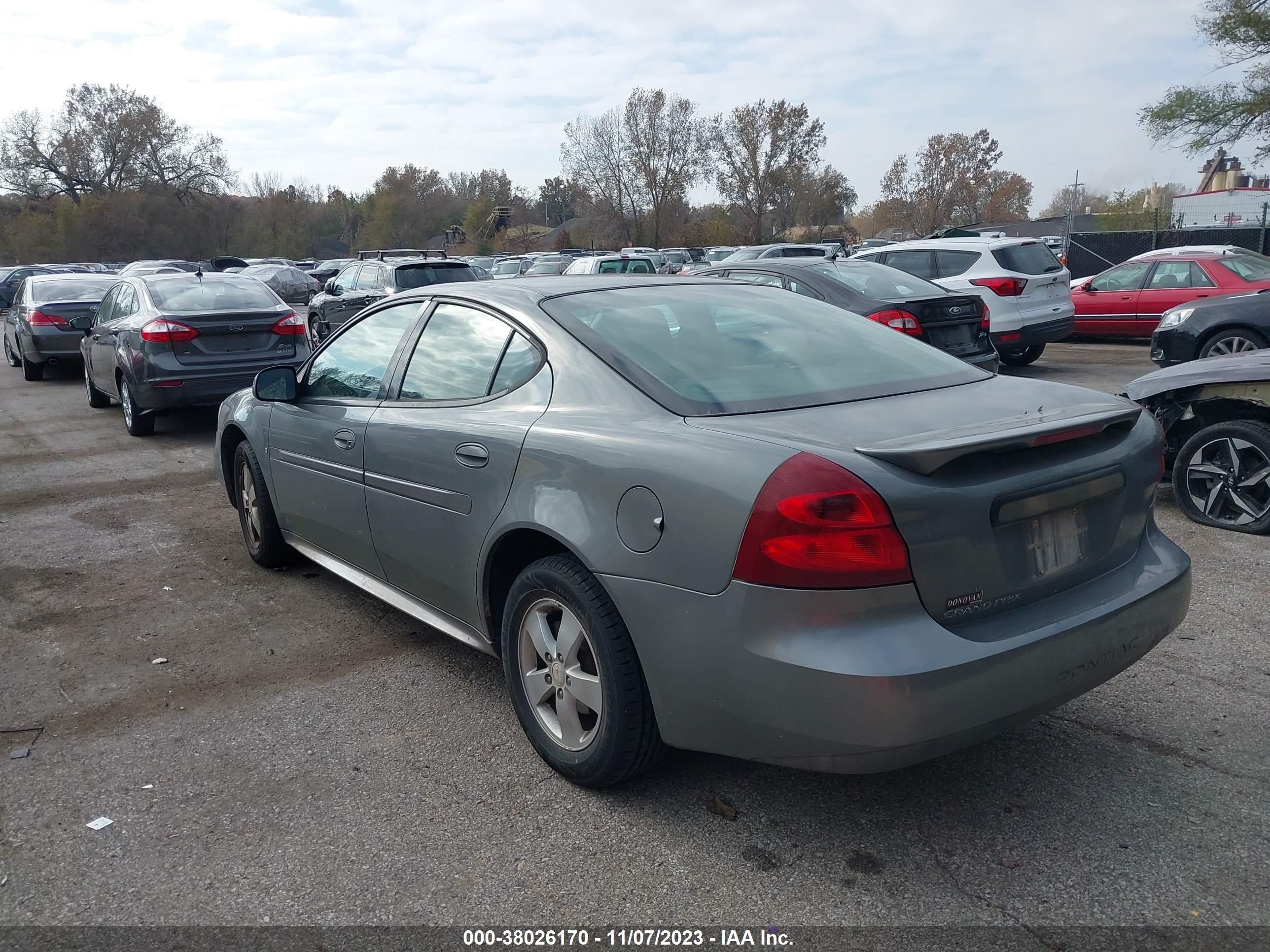 Photo 2 VIN: 2G2WP552481175319 - PONTIAC GRAND PRIX 