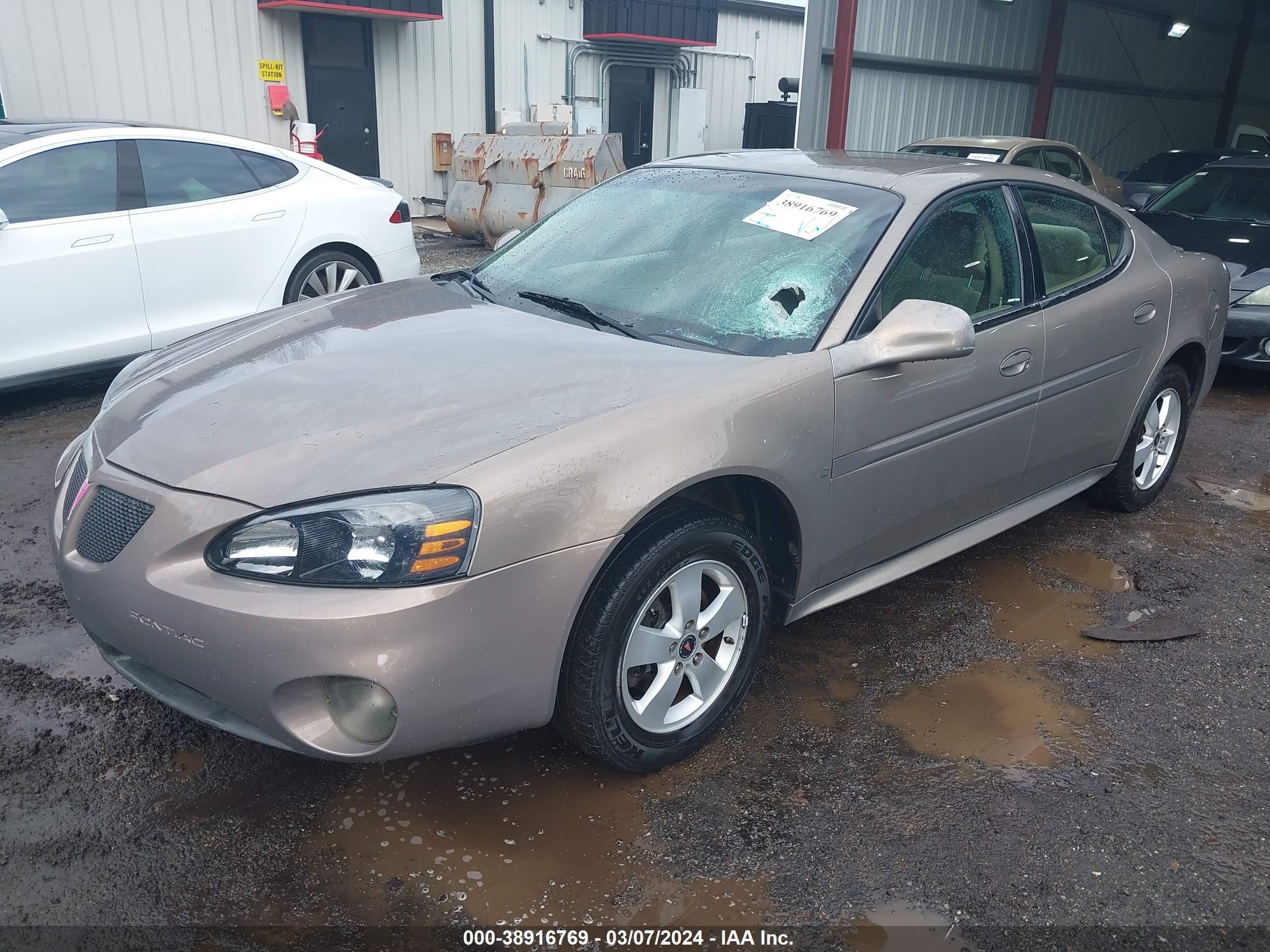 Photo 1 VIN: 2G2WP552571117136 - PONTIAC GRAND PRIX 