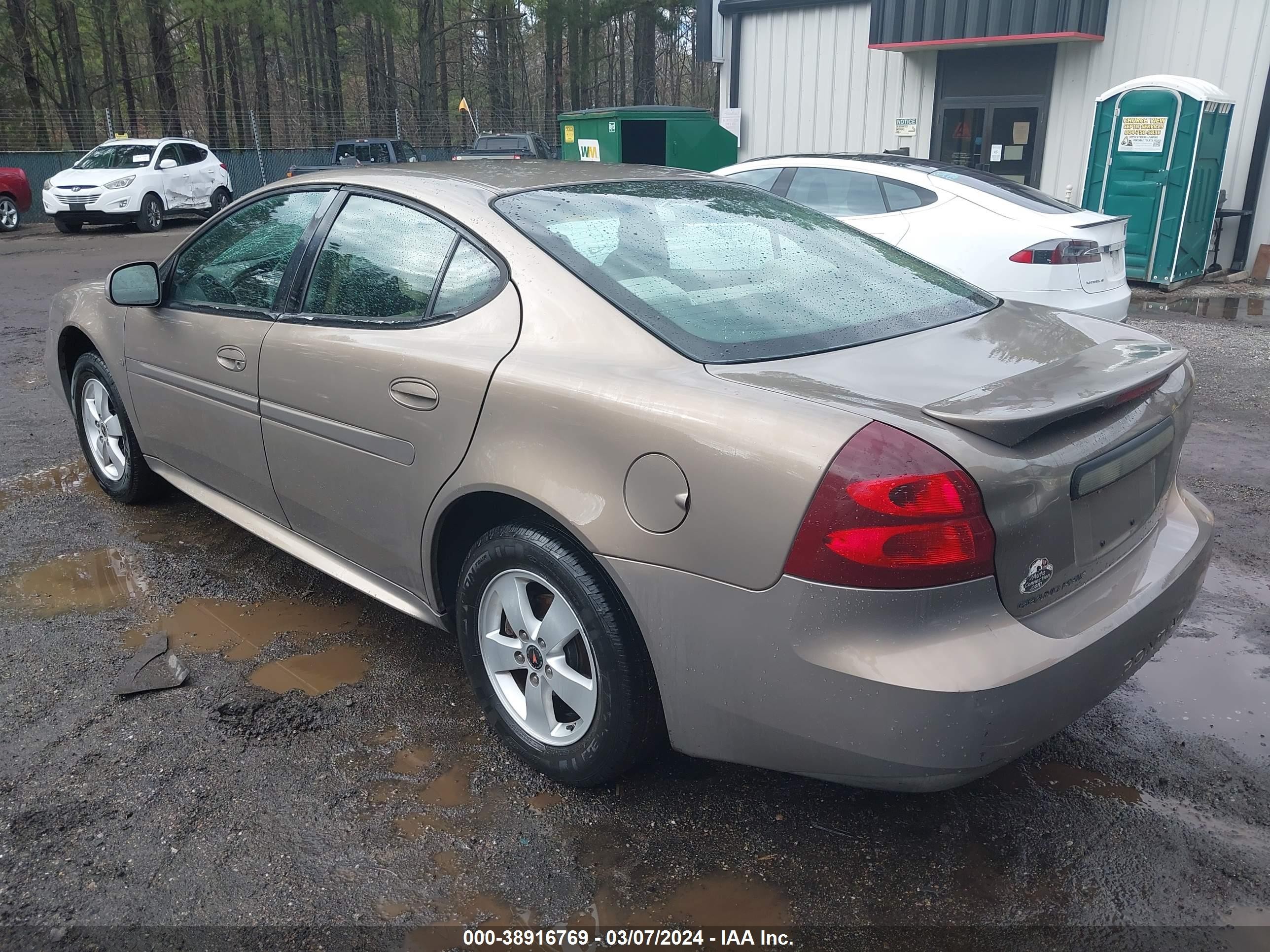 Photo 2 VIN: 2G2WP552571117136 - PONTIAC GRAND PRIX 