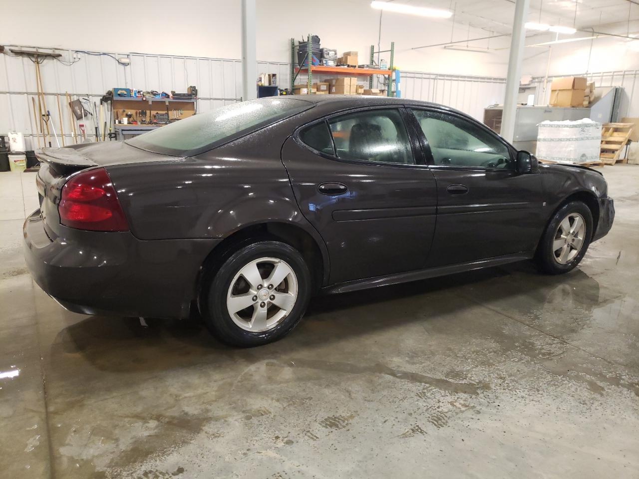 Photo 2 VIN: 2G2WP552581114139 - PONTIAC GRAND PRIX 