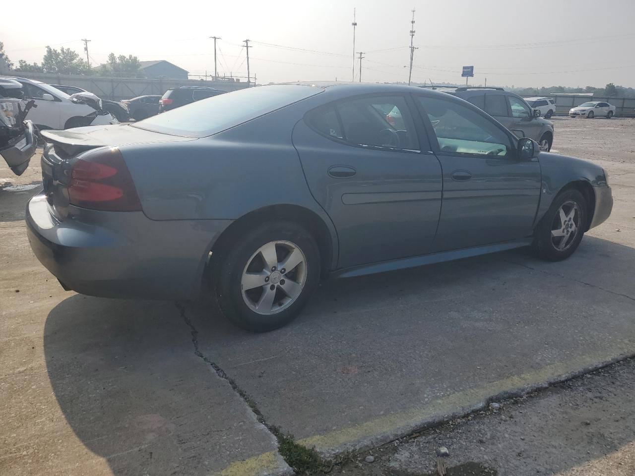 Photo 2 VIN: 2G2WP552671118814 - PONTIAC GRAND PRIX 