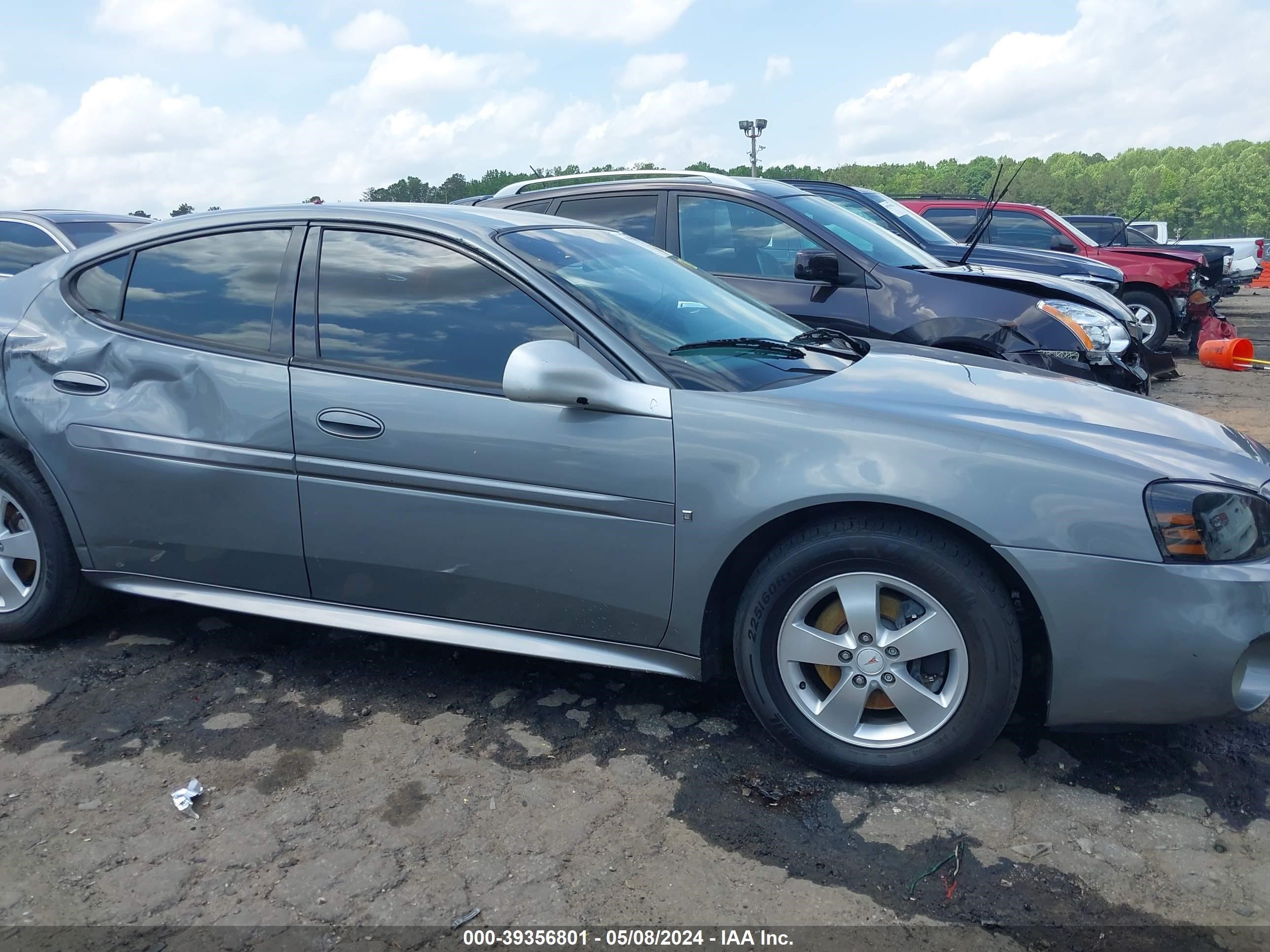 Photo 12 VIN: 2G2WP552671184005 - PONTIAC GRAND PRIX 