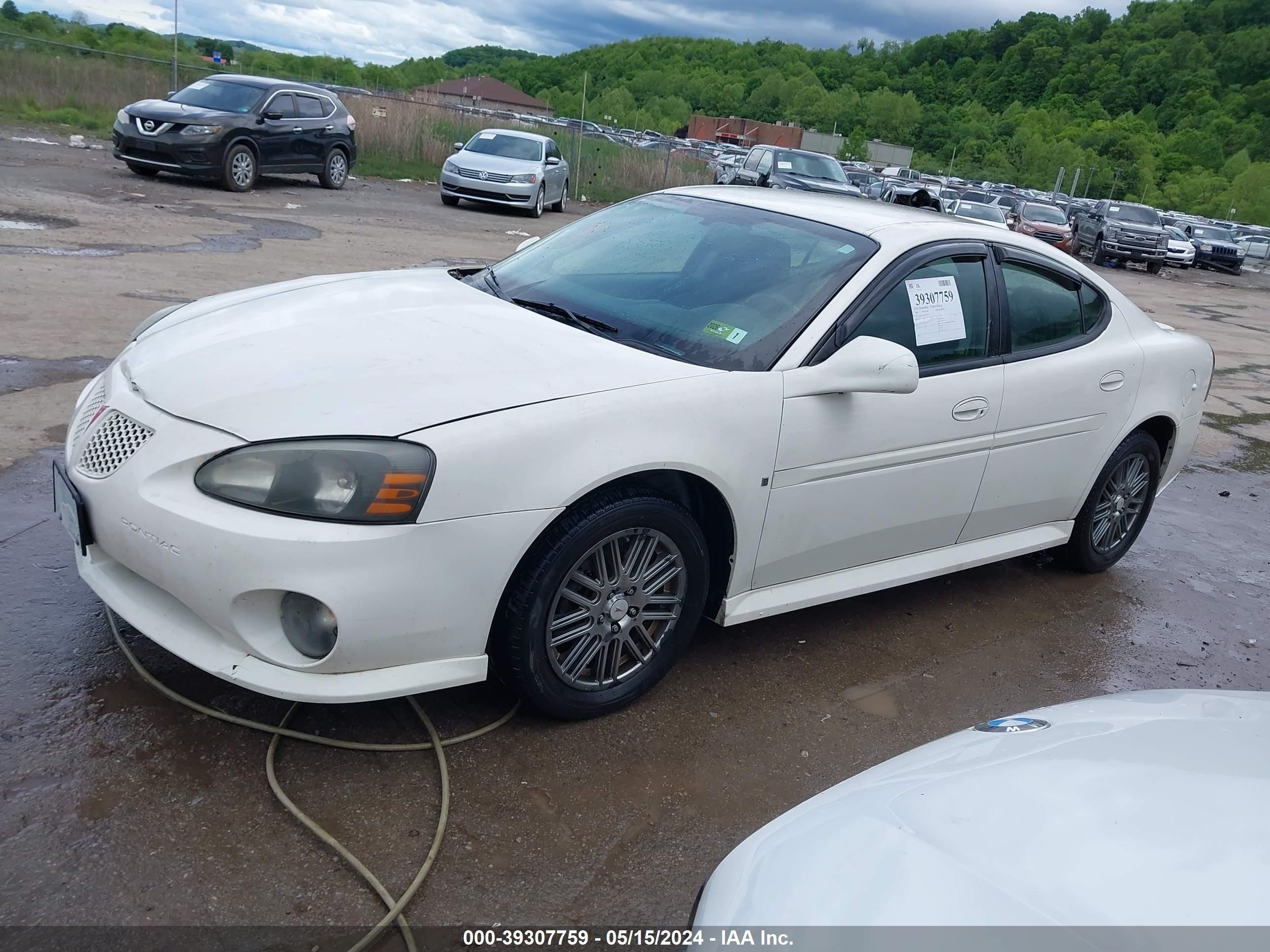 Photo 1 VIN: 2G2WP552681100430 - PONTIAC GRAND PRIX 