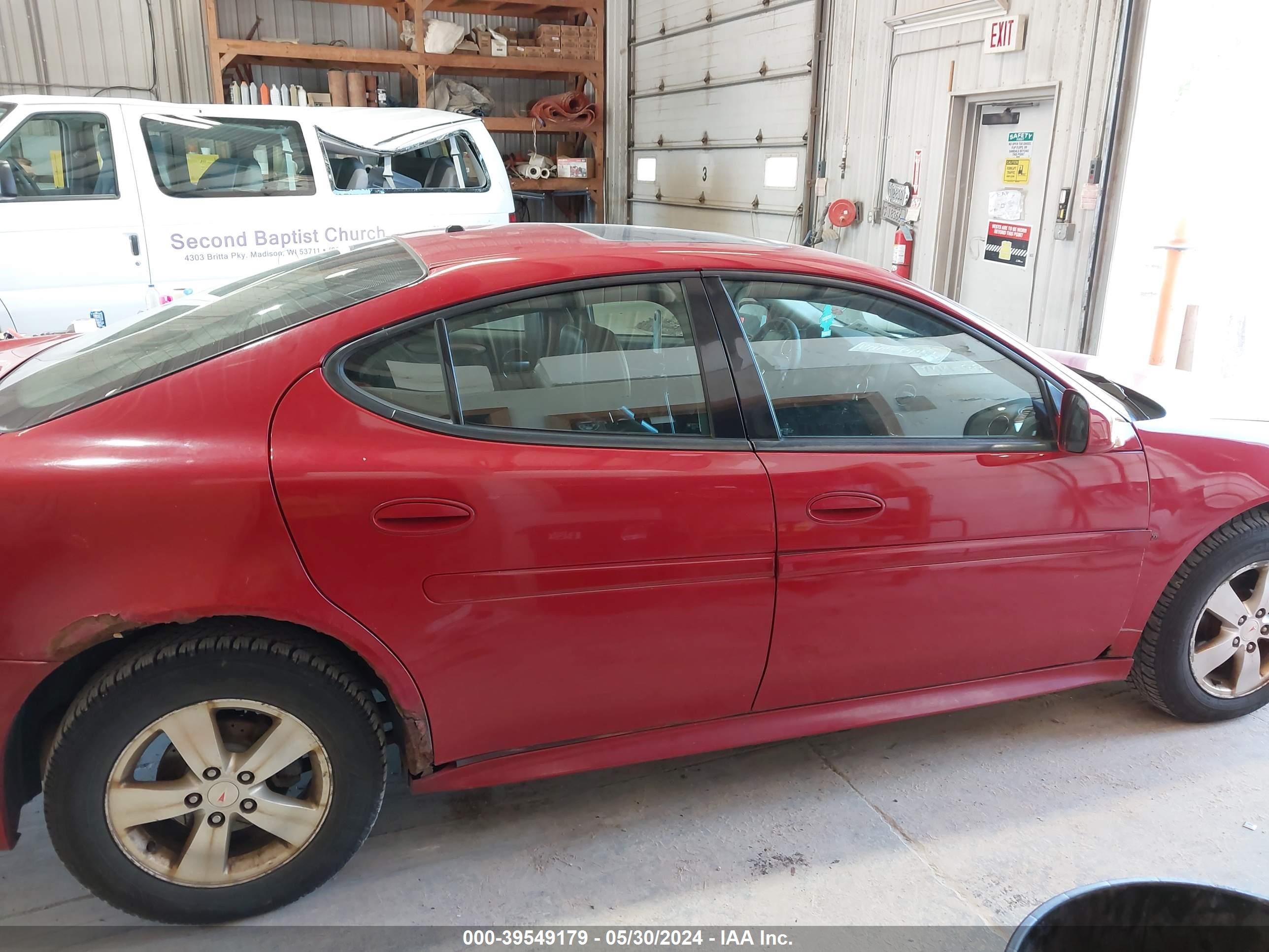 Photo 12 VIN: 2G2WP552681122363 - PONTIAC GRAND PRIX 