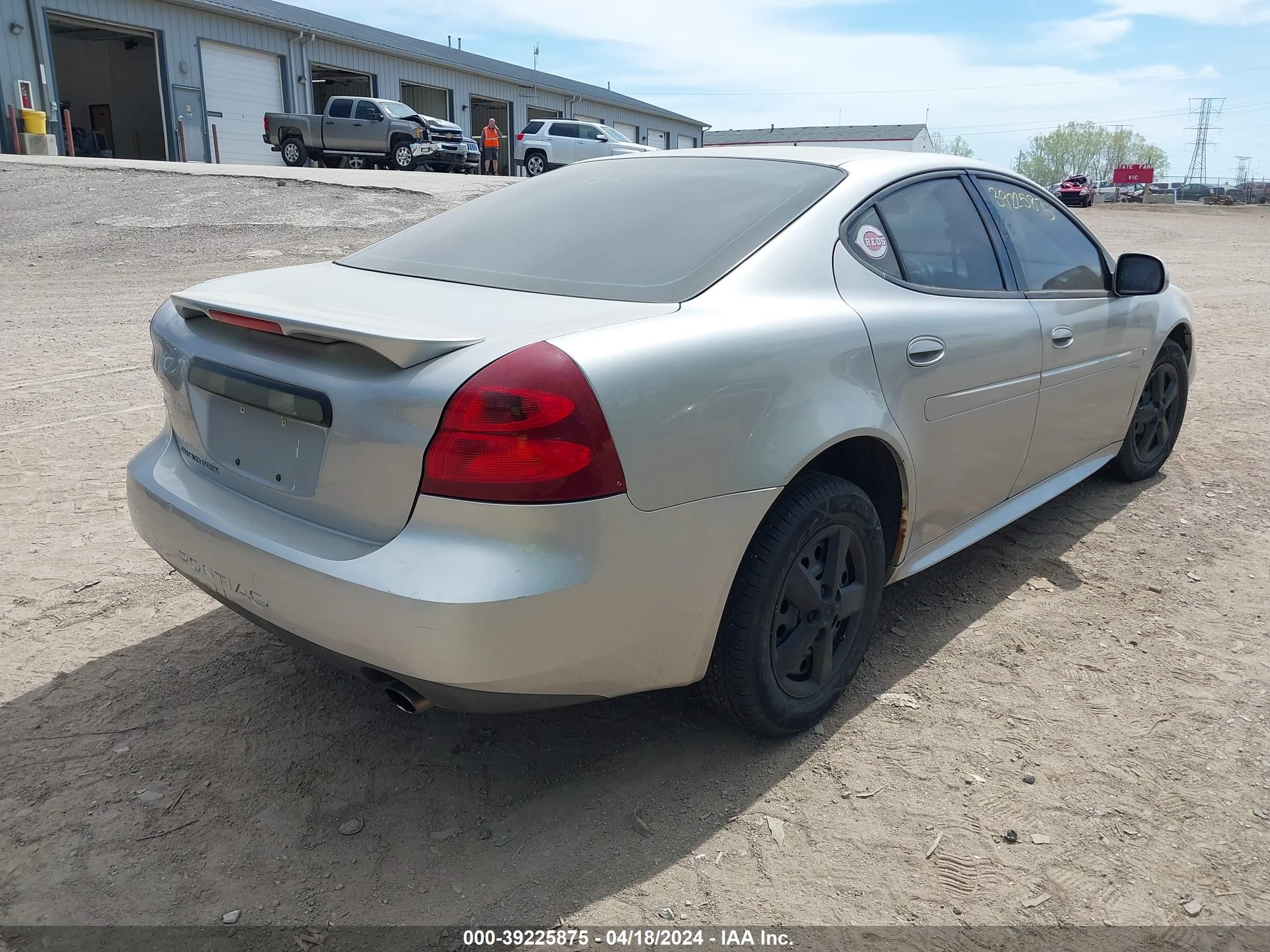 Photo 3 VIN: 2G2WP552681188993 - PONTIAC GRAND PRIX 