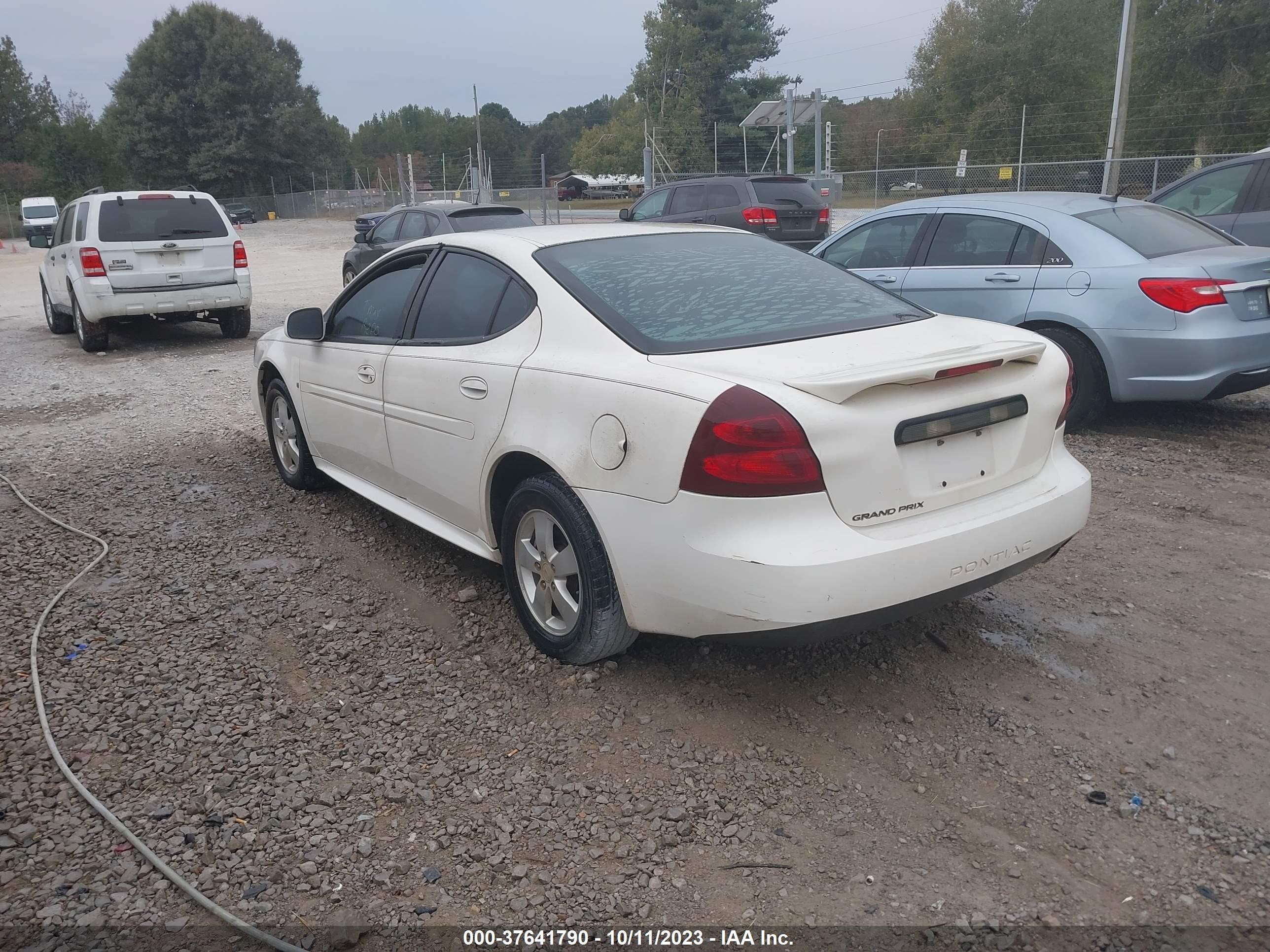 Photo 2 VIN: 2G2WP552771109877 - PONTIAC GRAND PRIX 