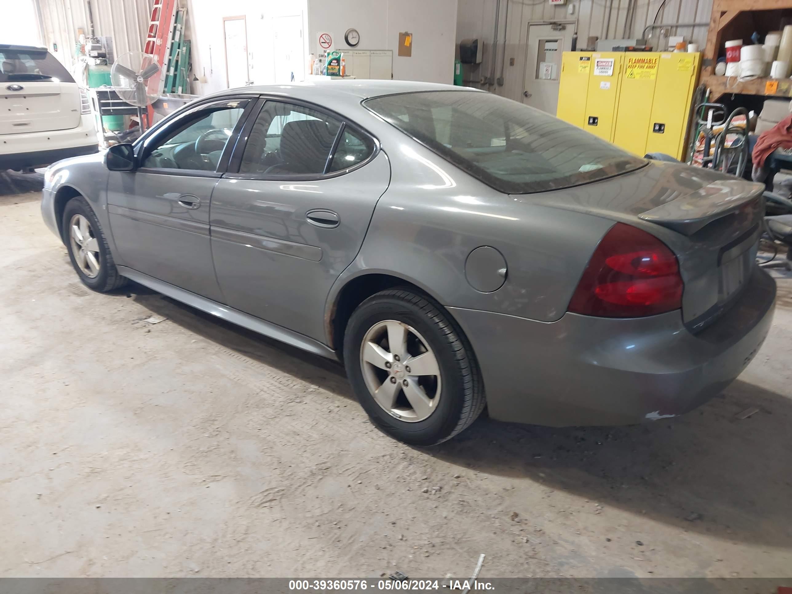 Photo 2 VIN: 2G2WP552771229226 - PONTIAC GRAND PRIX 