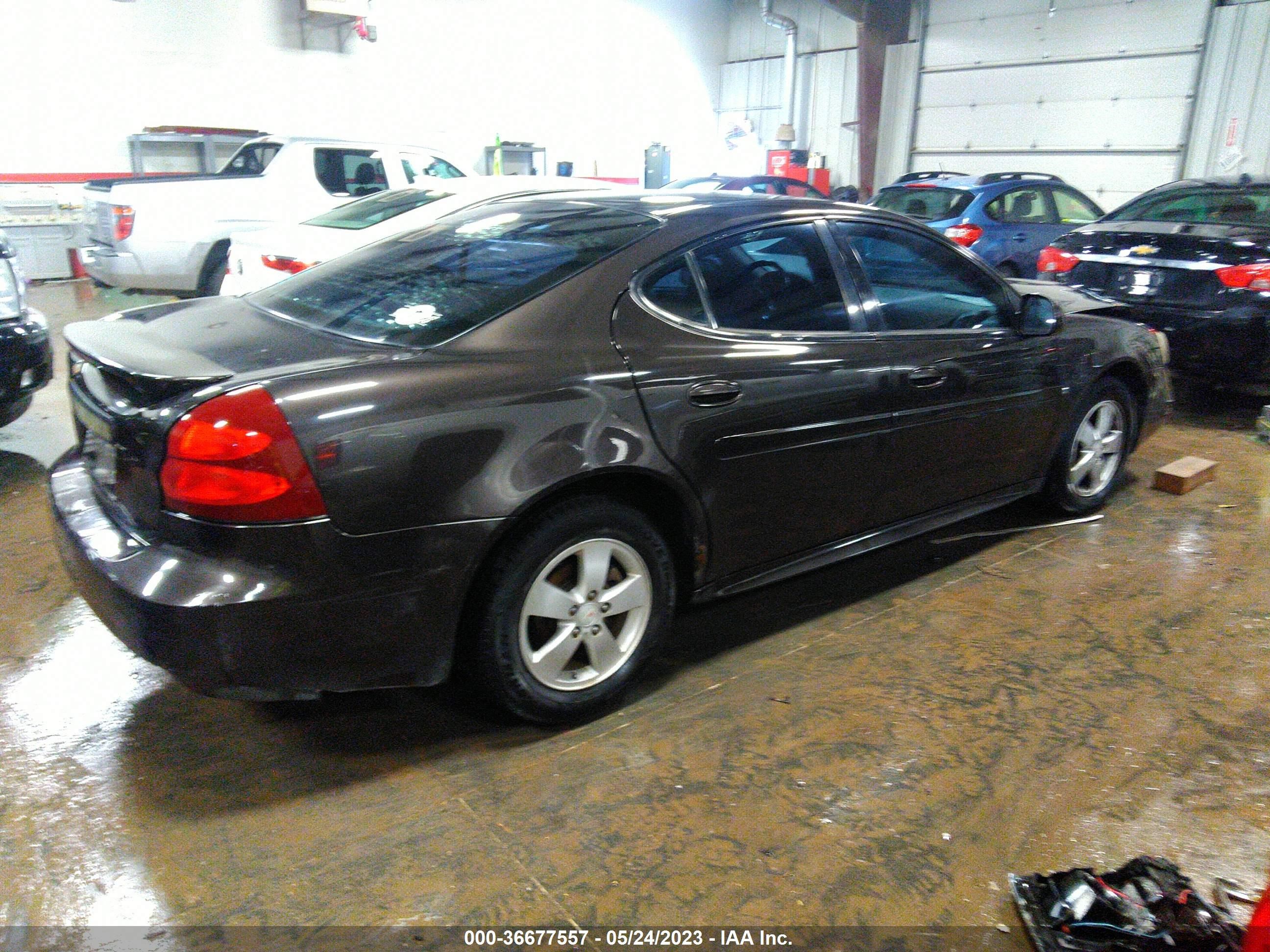 Photo 3 VIN: 2G2WP552781105720 - PONTIAC GRAND PRIX 